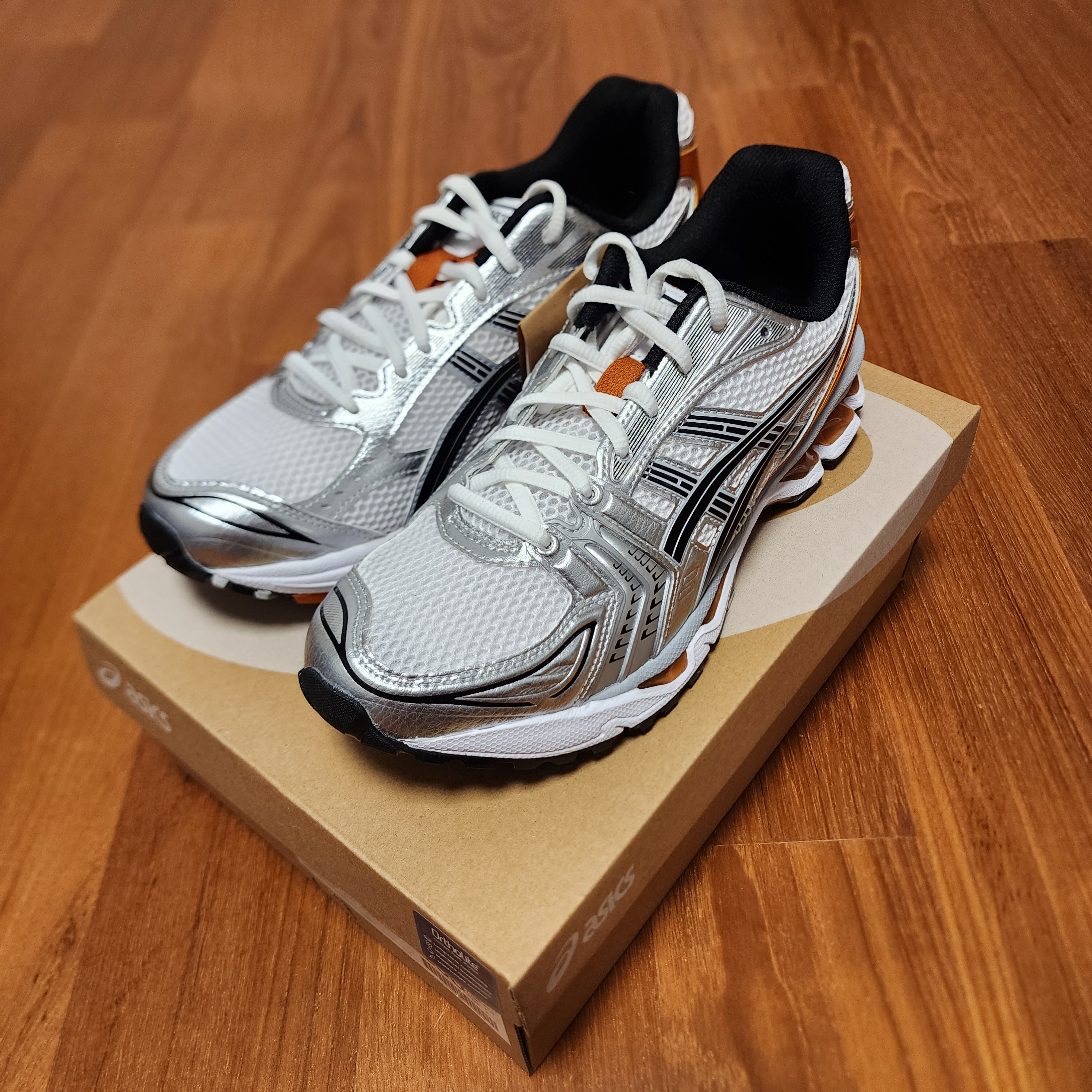 Asics Gel-Kayano 14 White Piquant Orange 착용 스타일 - 3