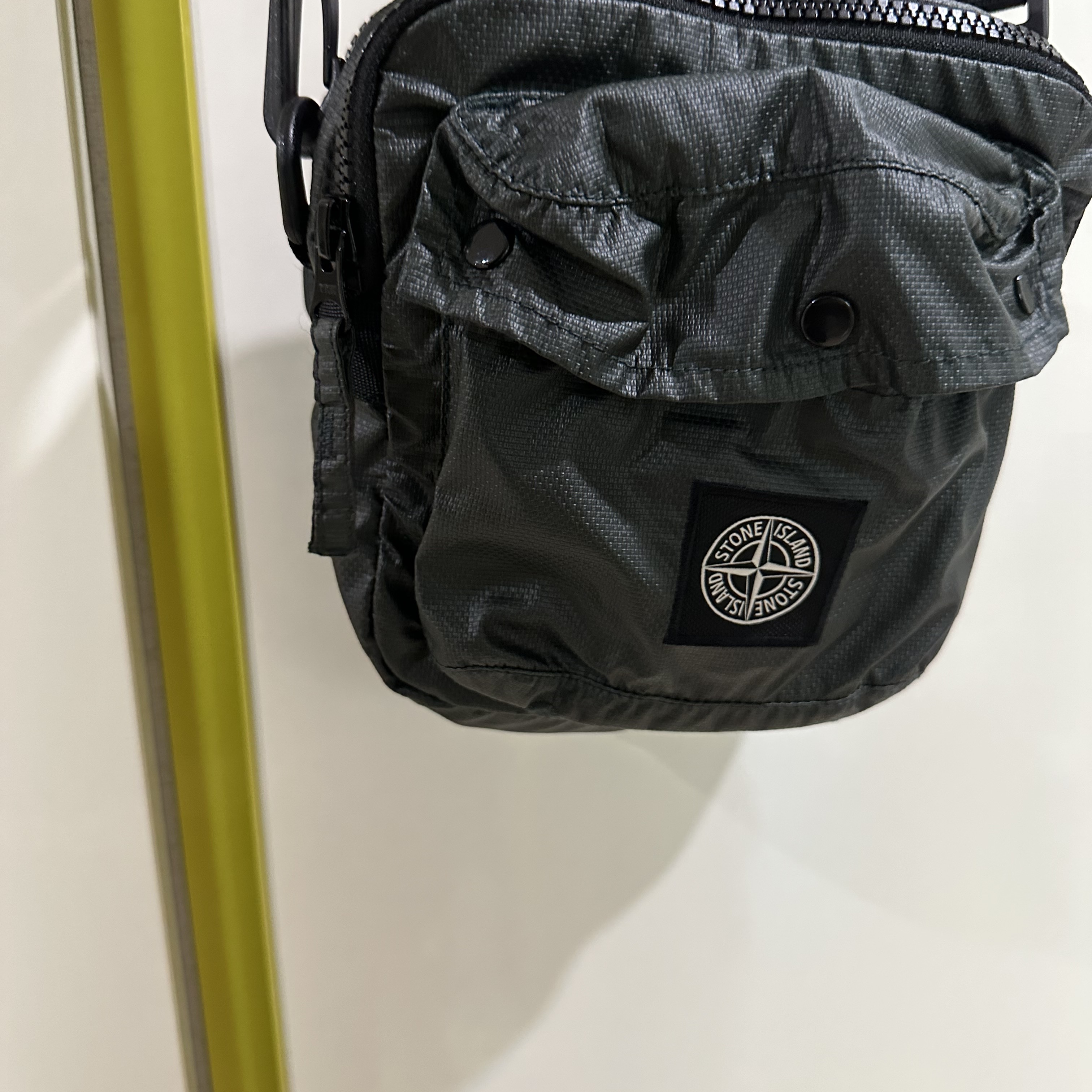 Stone Island 90270 Mussola Gommata Canvas Map Holder Bag Dark Green - 22FW 착용 스타일 - 3