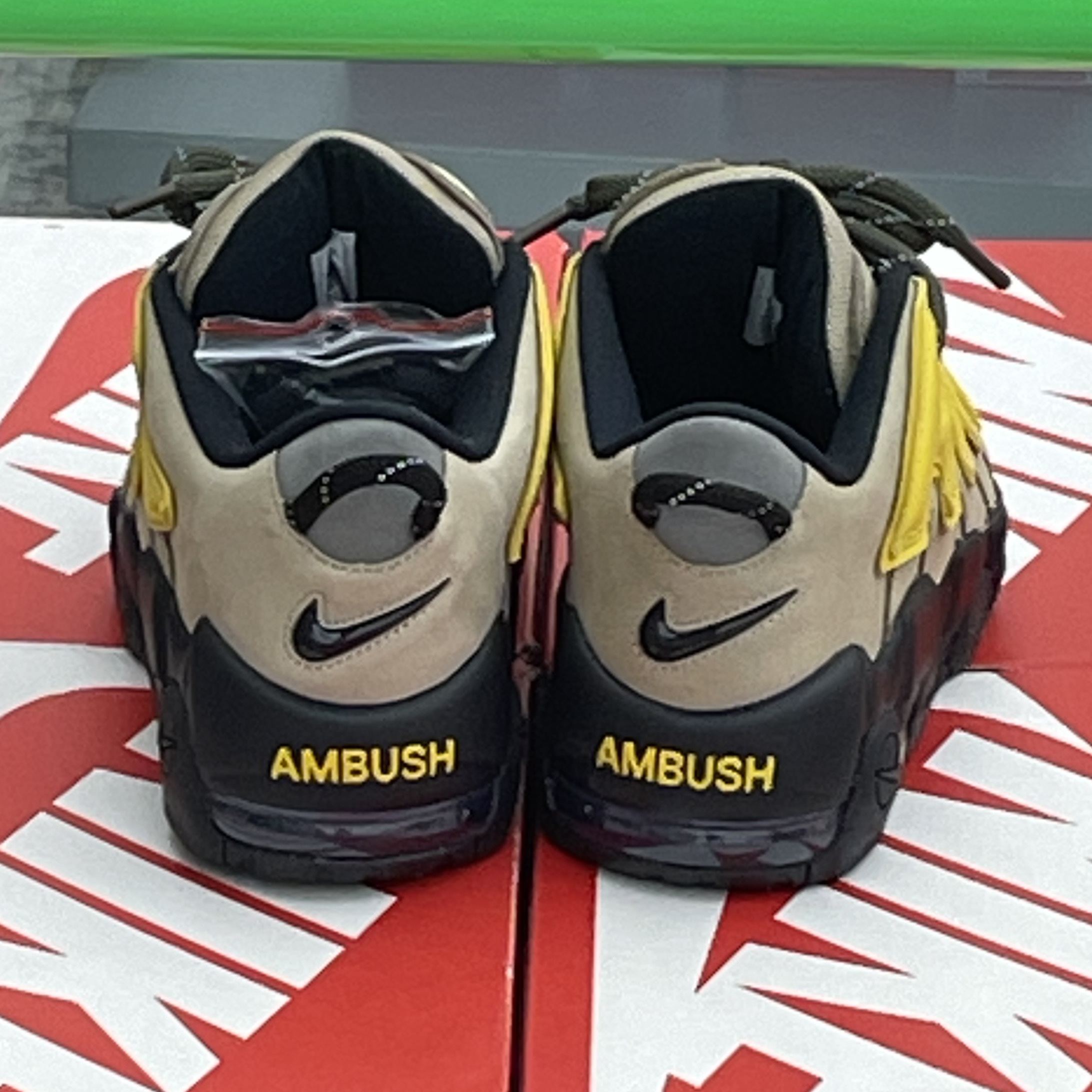 Nike x Ambush Air More Uptempo Low Vivid Sulfur and Limestone 착용 스타일 - 2