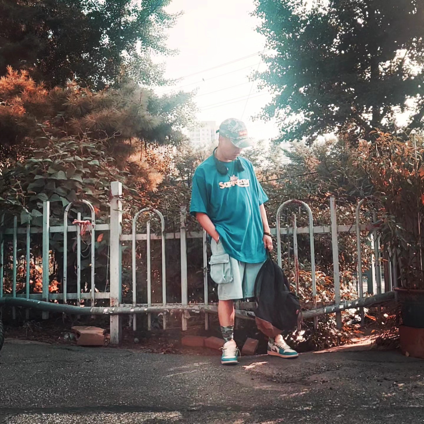 Supreme Frayed Logos Denim Camp Cap Blue - 21SS, Supreme Webbing Keychain Red - 23SS 착용 스타일 - 3