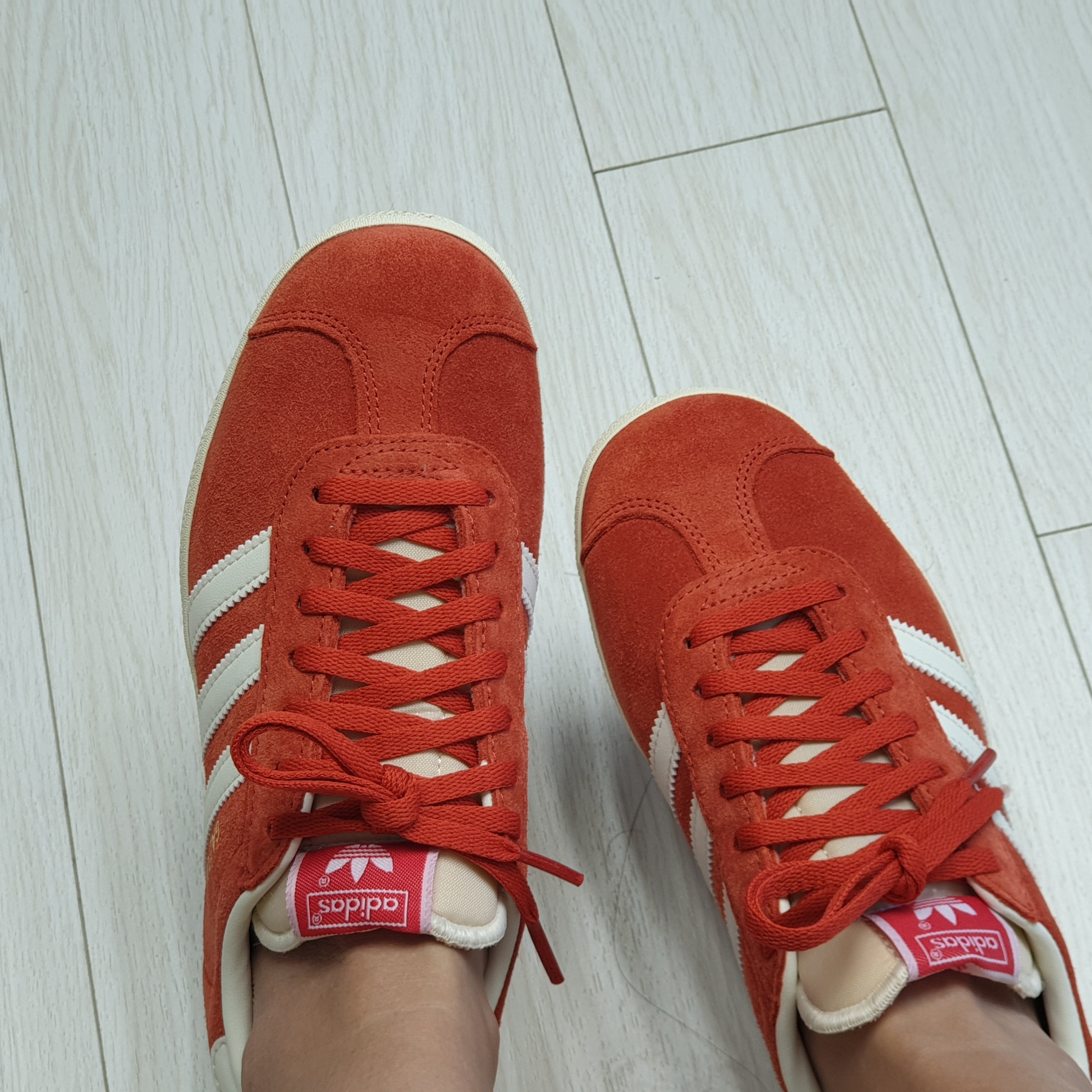 Adidas Gazelle Preloved Red Off White 착용 스타일 - 1