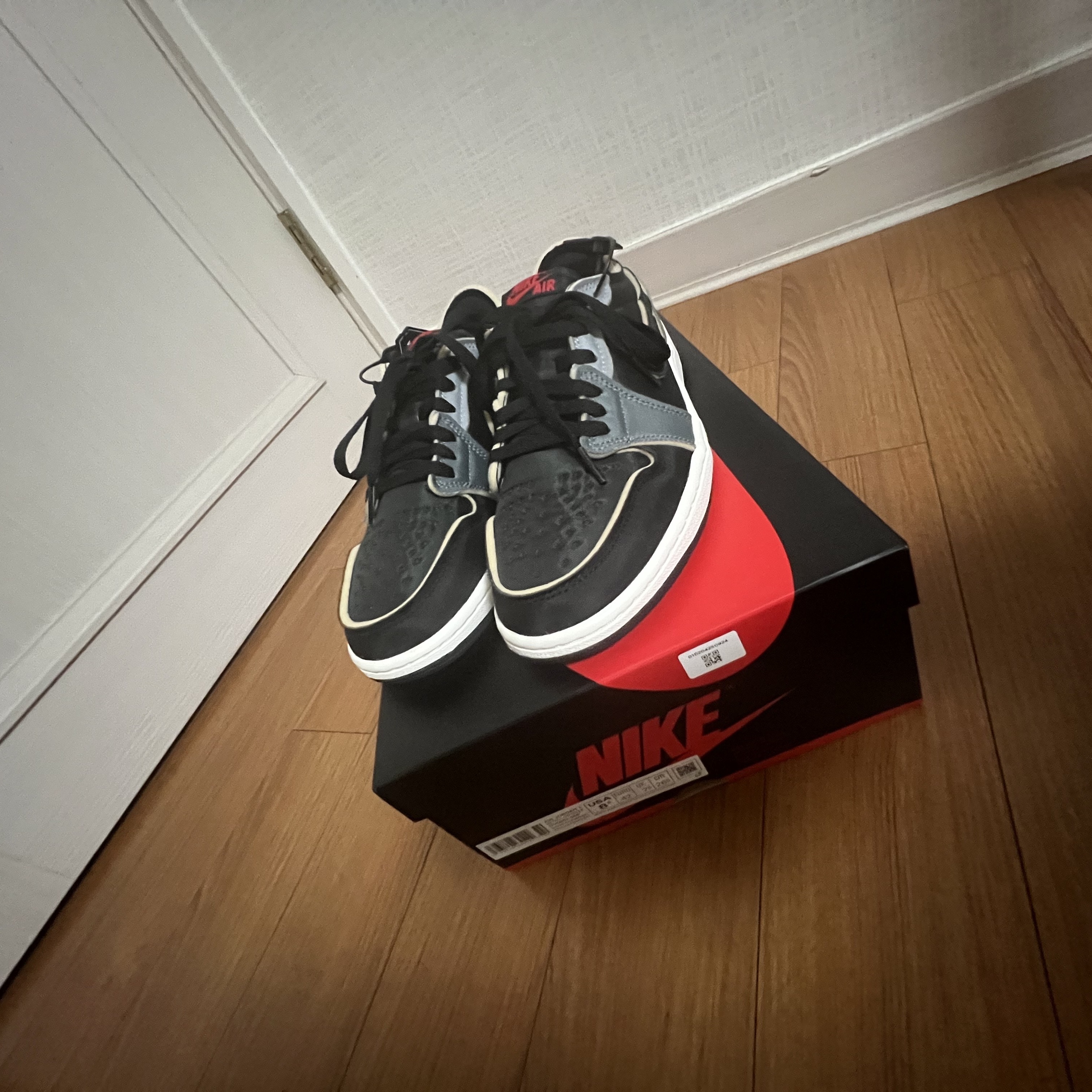Jordan 1 Retro Low OG EX Black and Smoke Grey 착용 스타일 - 2
