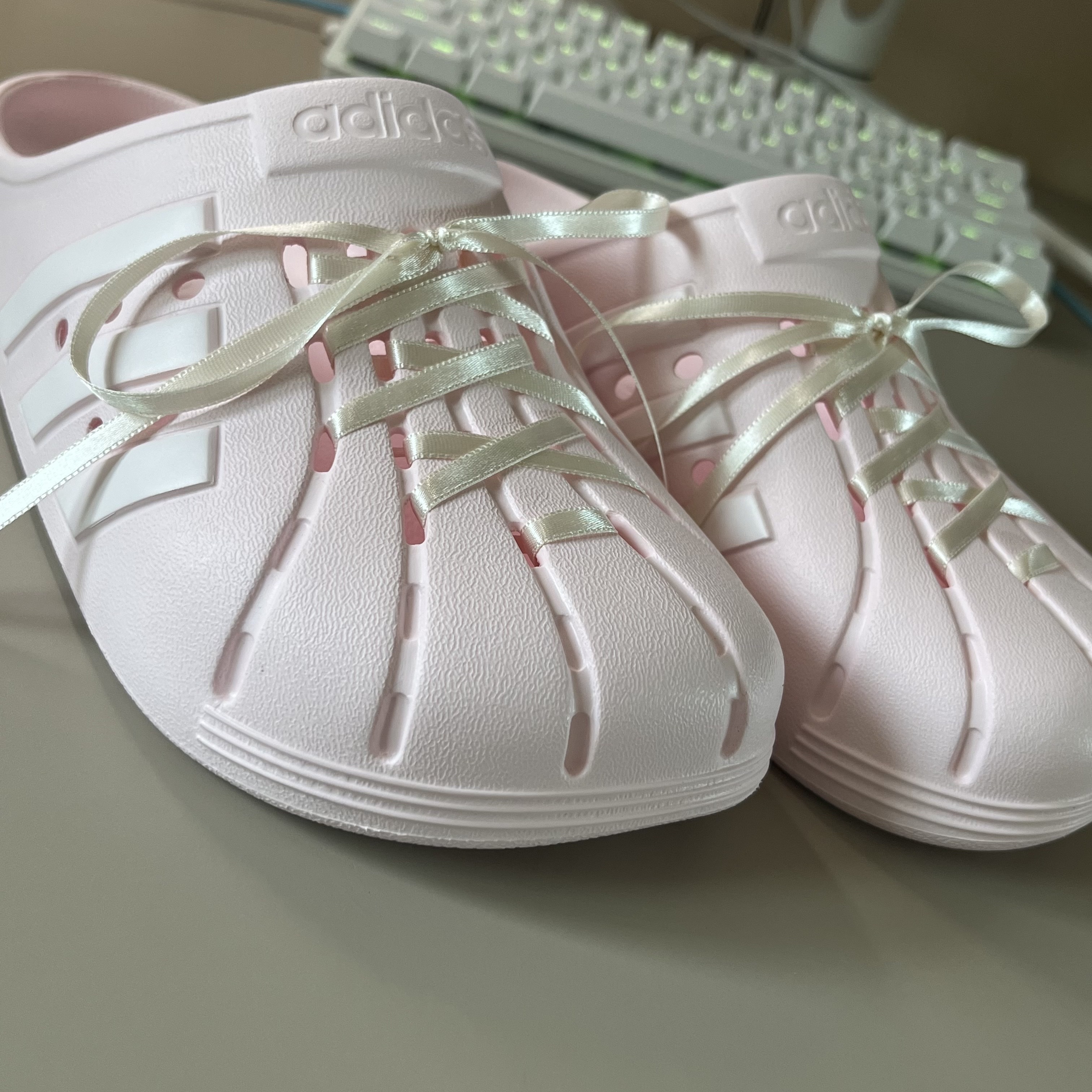 Adidas Adilette Clogs Almost Pink 착용 스타일 - 1