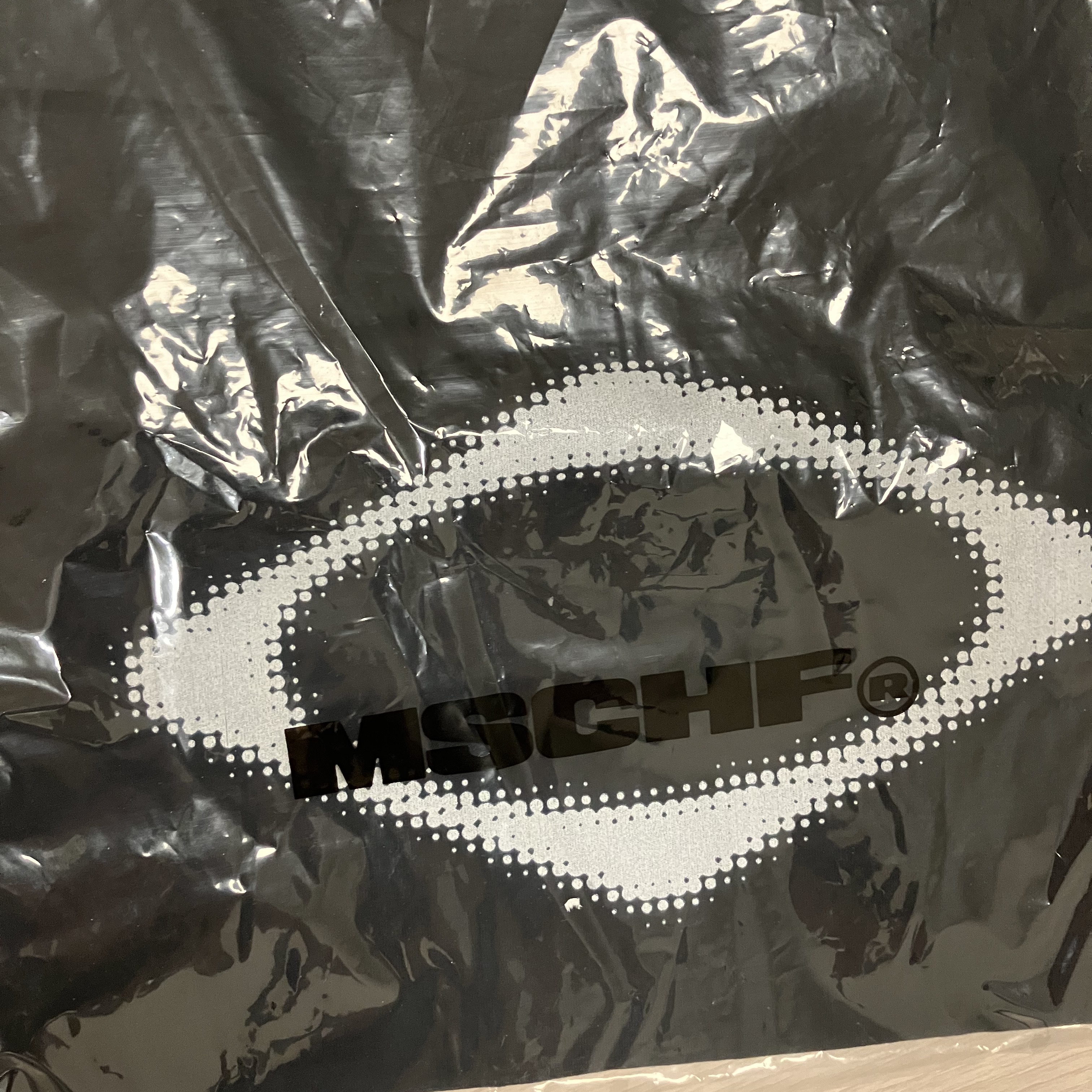 (W) Mischief Rhombus Blur T-Shirt Basic Black 착용 스타일