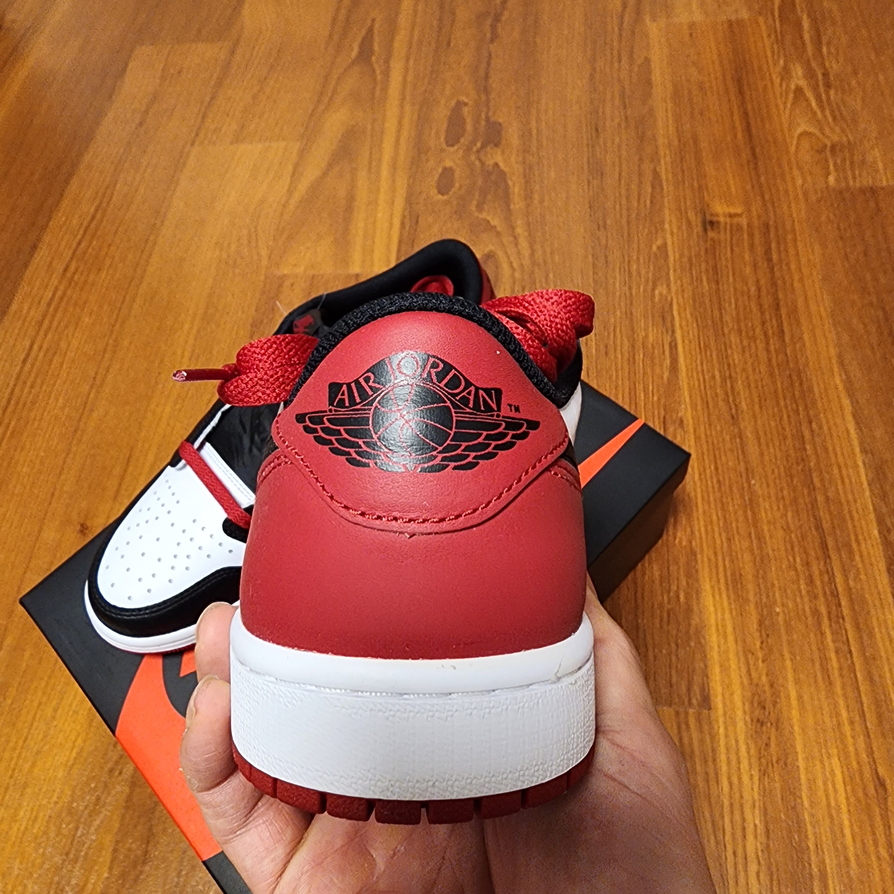 Jordan 1 Retro Low OG Black Toe 착용 스타일 - 4