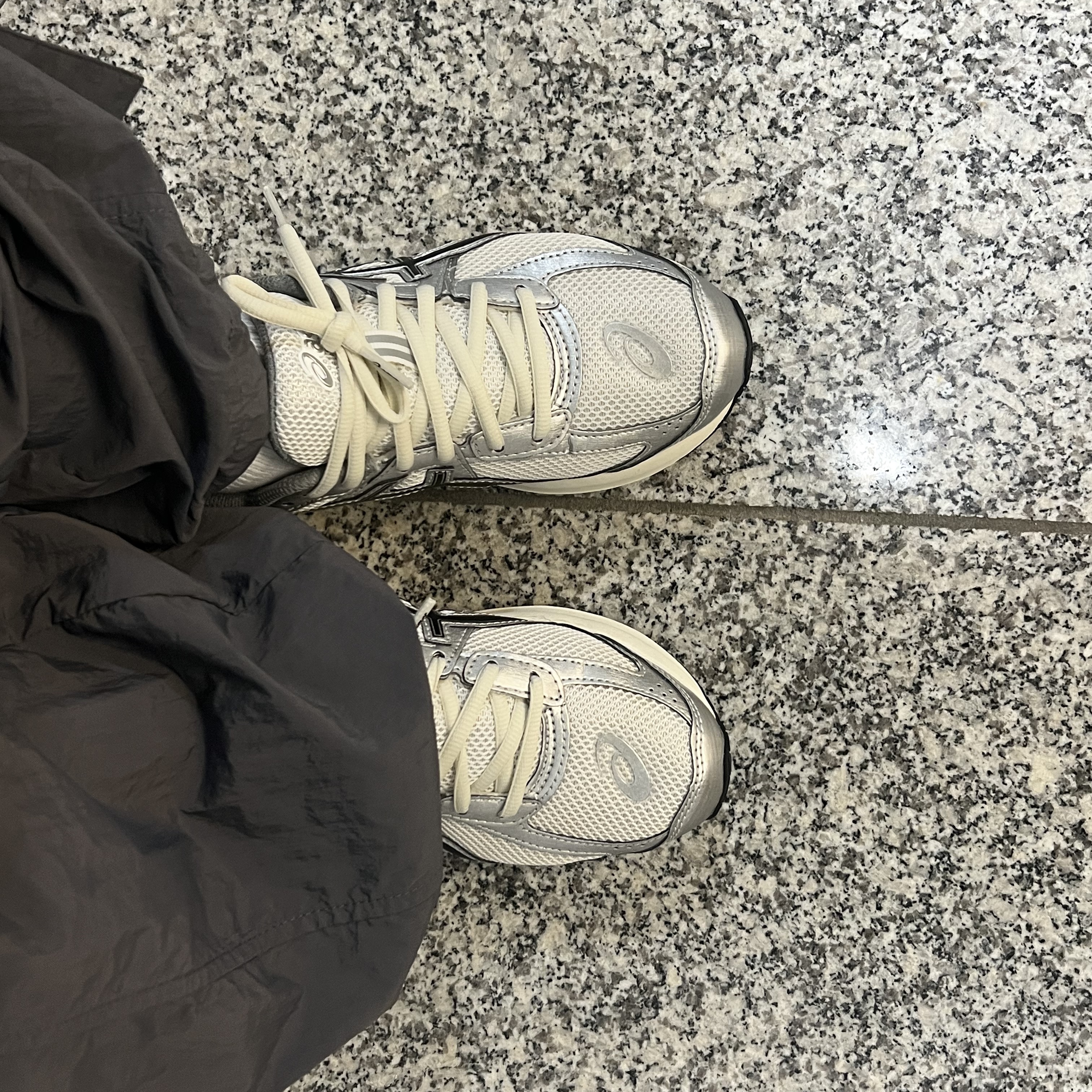 Asics Jog 100 S White Black - 2E Wide 착용 스타일 - 2