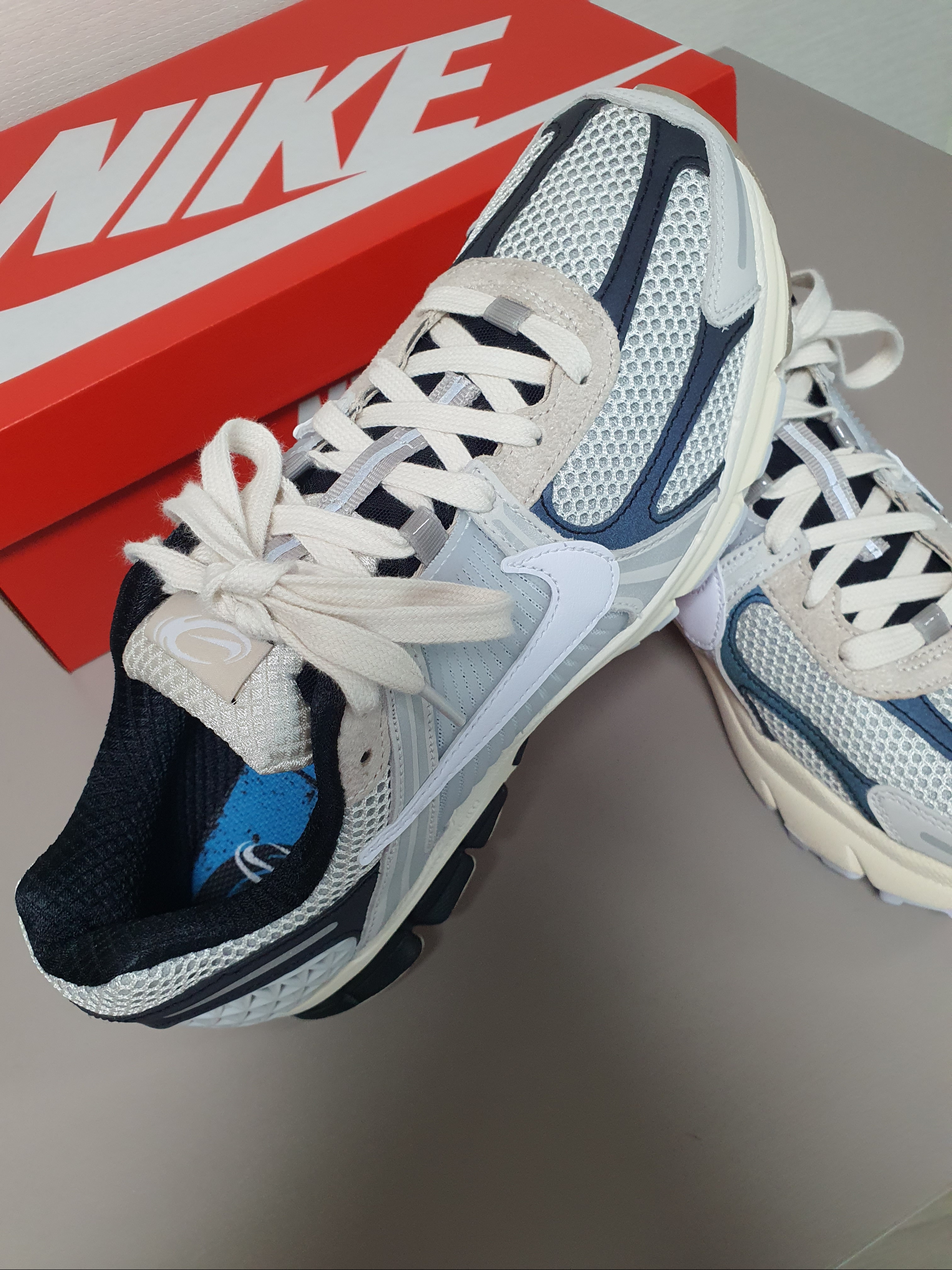 Nike Zoom Vomero 5 Light Bone and Black 착용 스타일 - 2