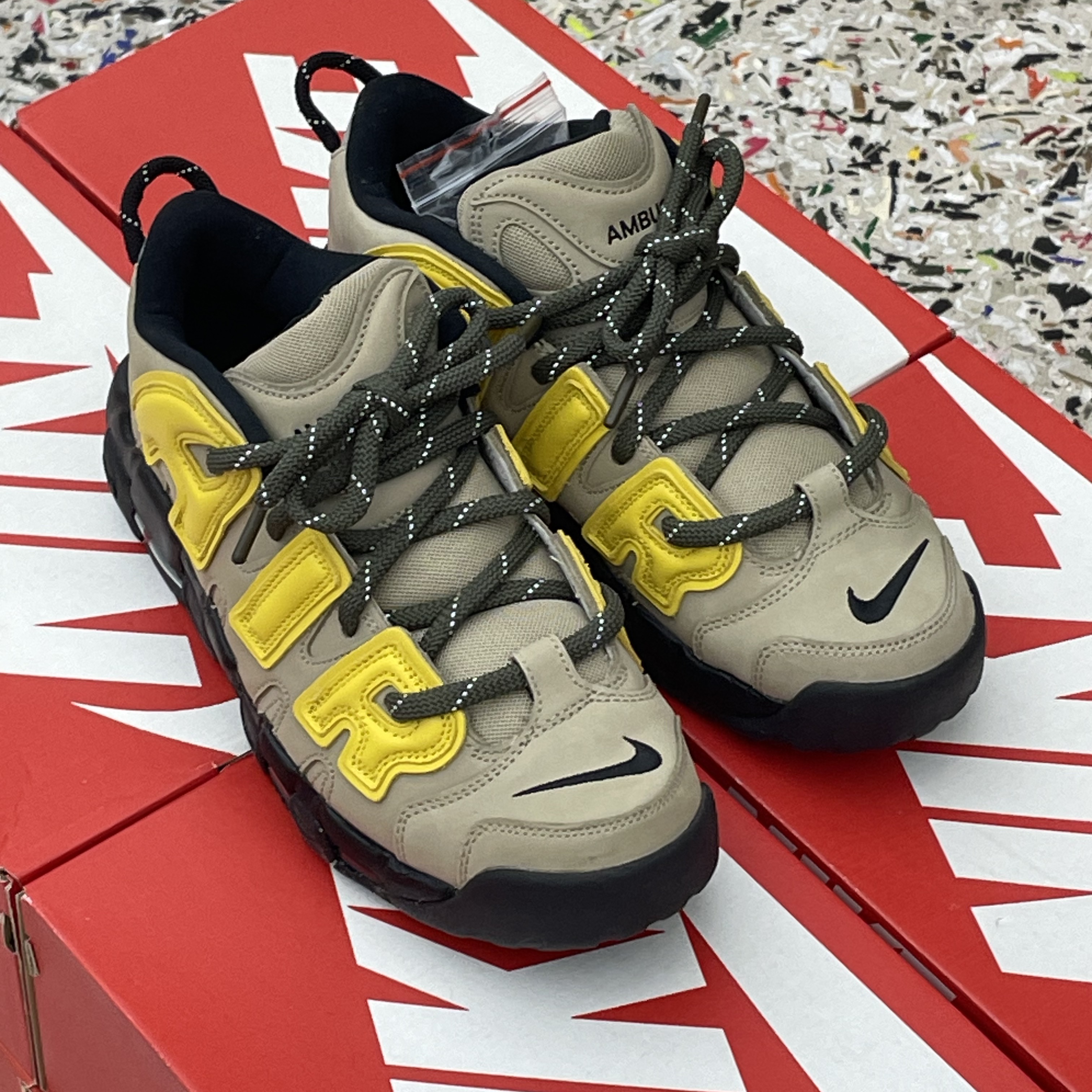 Nike x Ambush Air More Uptempo Low Vivid Sulfur and Limestone 착용 스타일 - 1