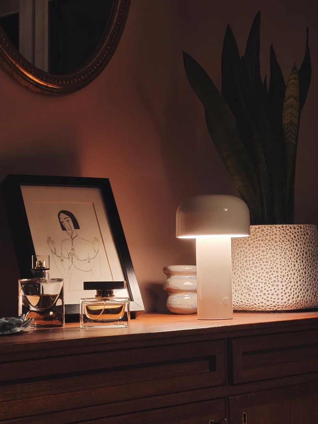 Flos Bellhop Table Yellow, Flos Bellhop Table Brick Red 착용 스타일 - 1