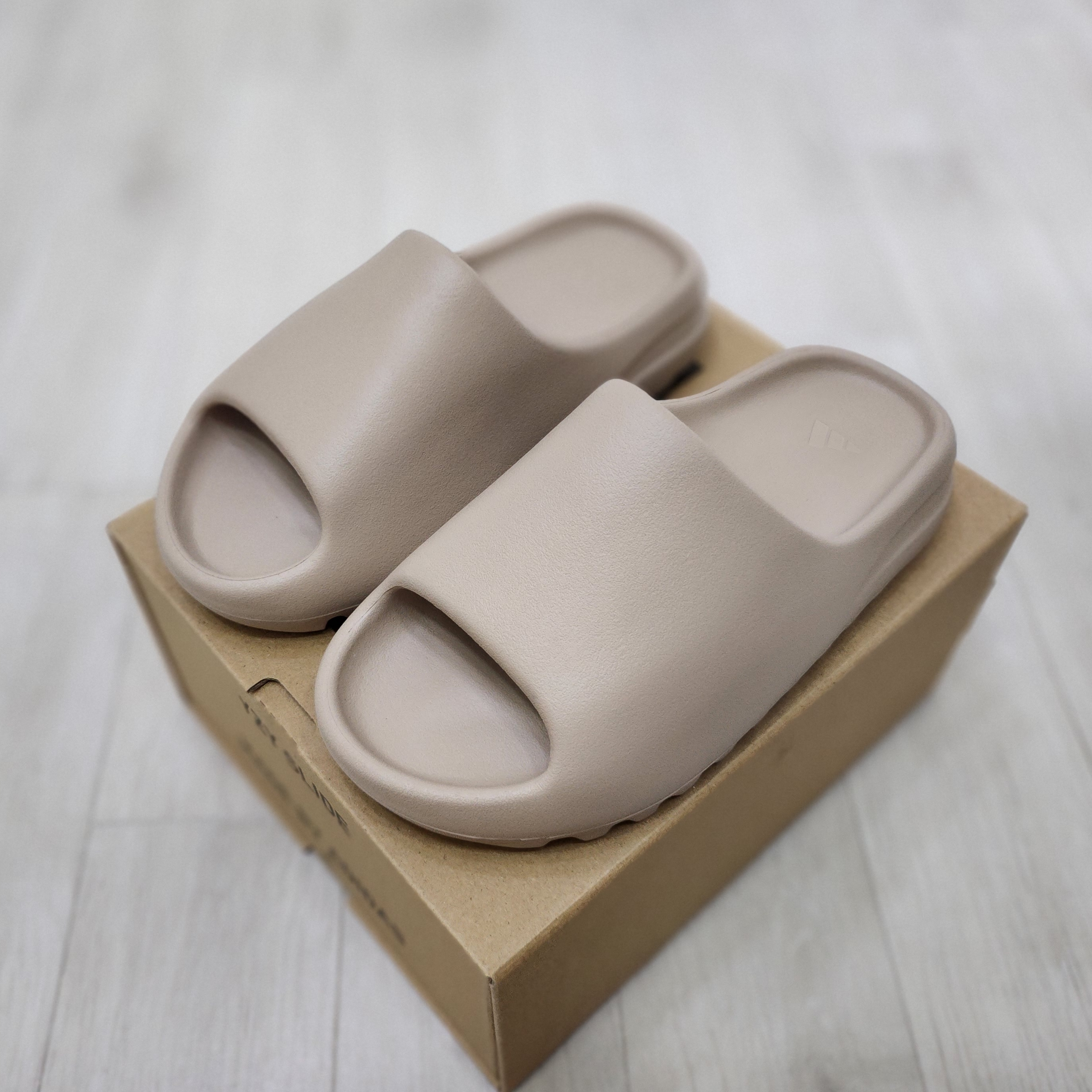 Adidas Yeezy Slide Pure - Re-Release Ver. 착용 스타일 - 2