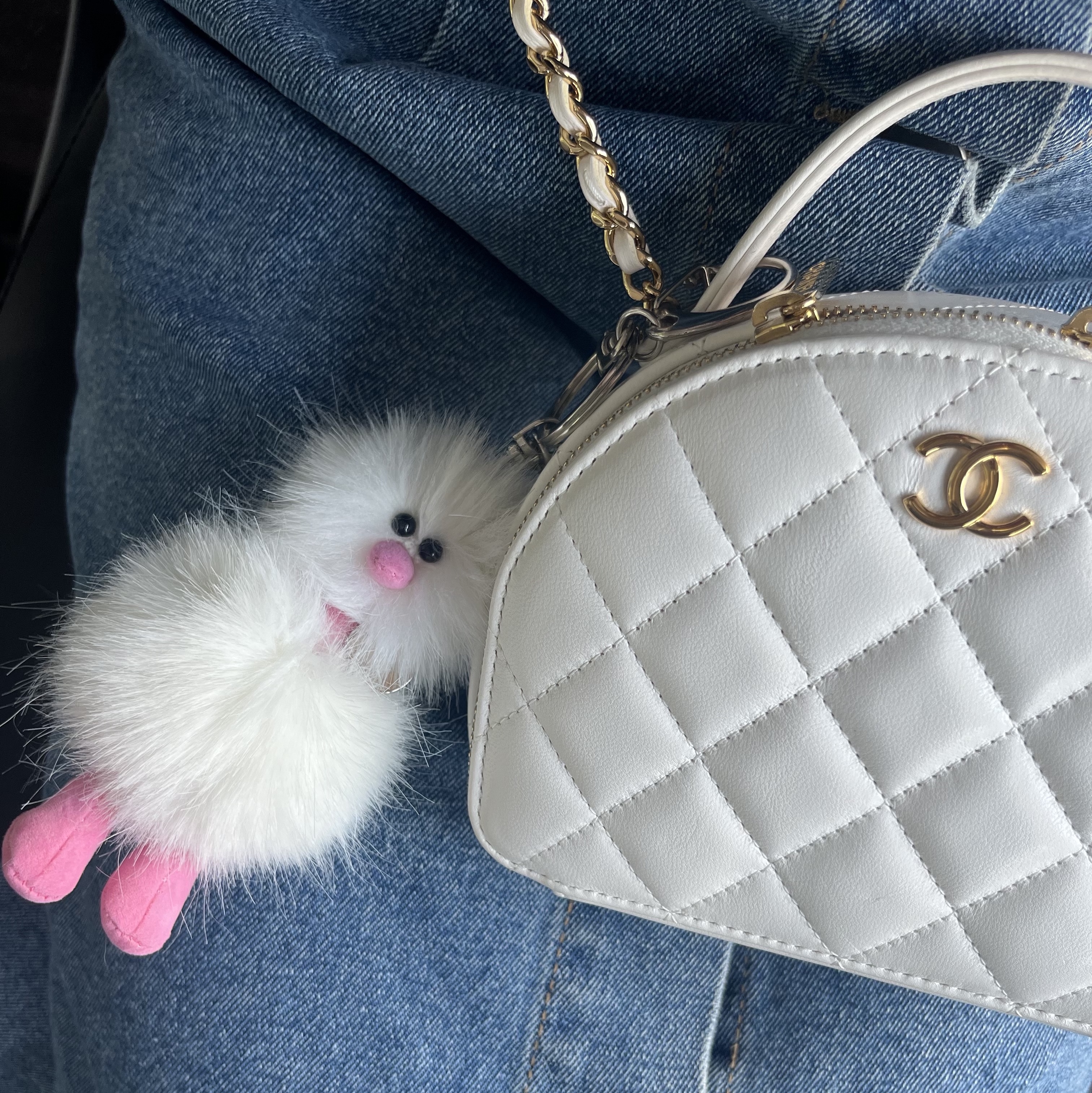 Chanel Clutch with Chain Lambskin & Gold White 착용 스타일
