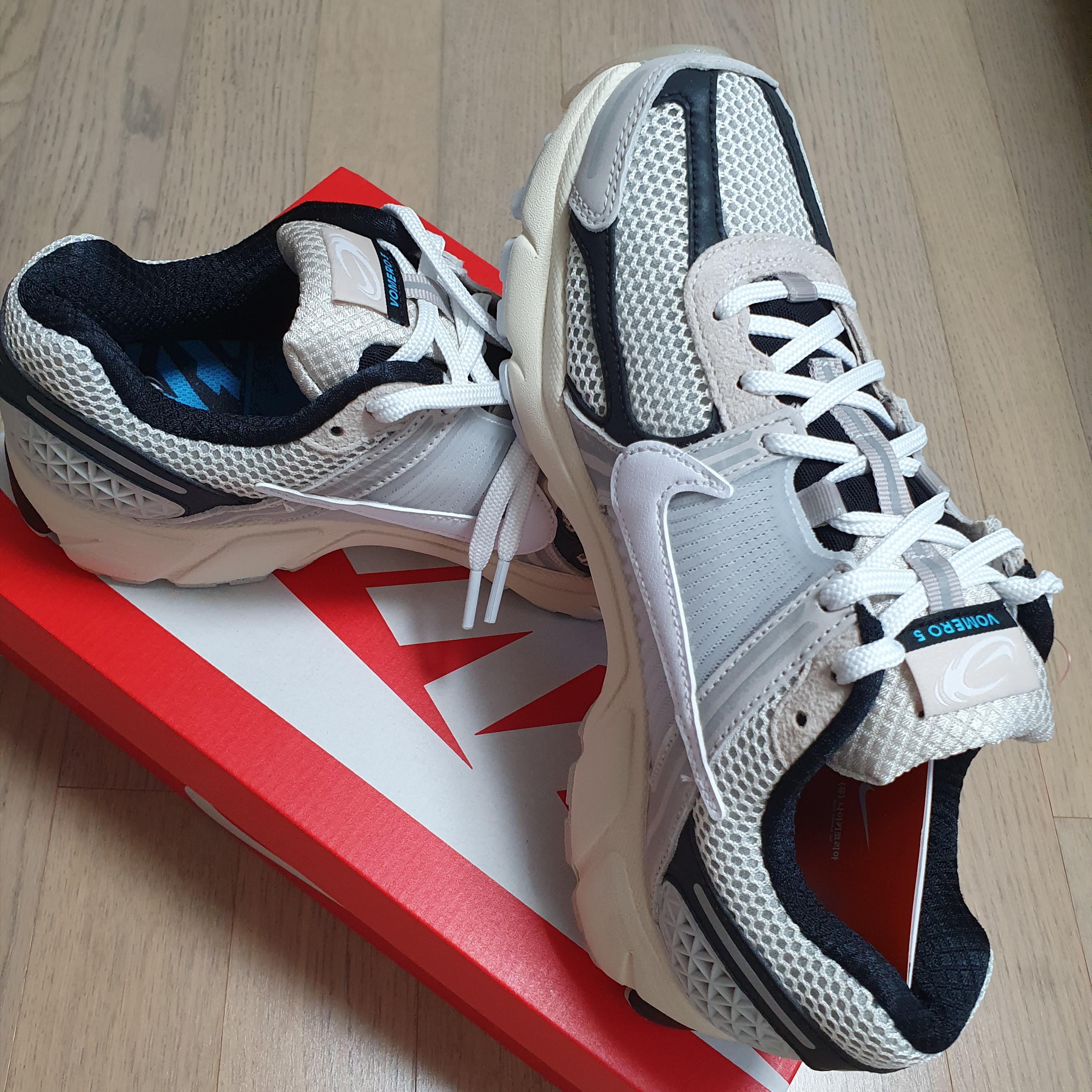 Nike Zoom Vomero 5 Light Bone and Black 착용 스타일 - 2