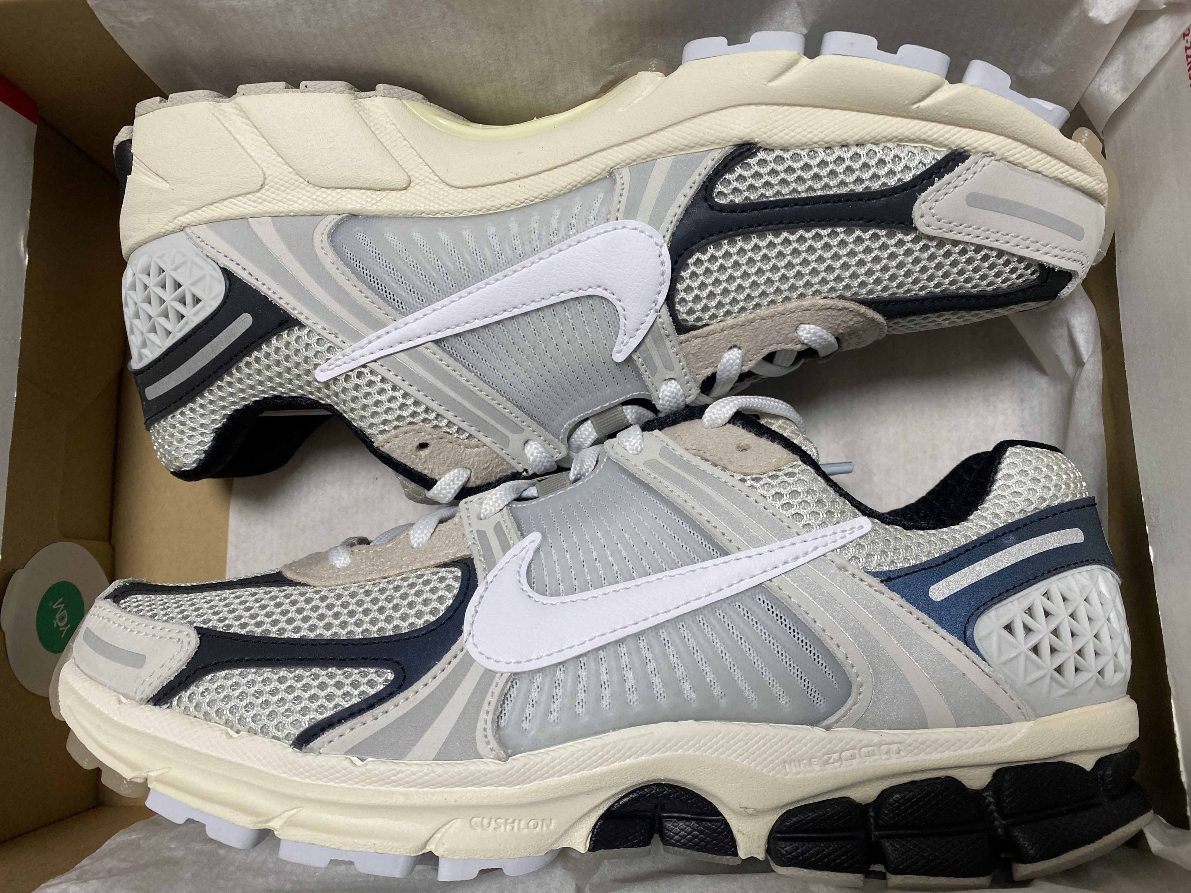 Nike Zoom Vomero 5 Light Bone and Black 착용 스타일