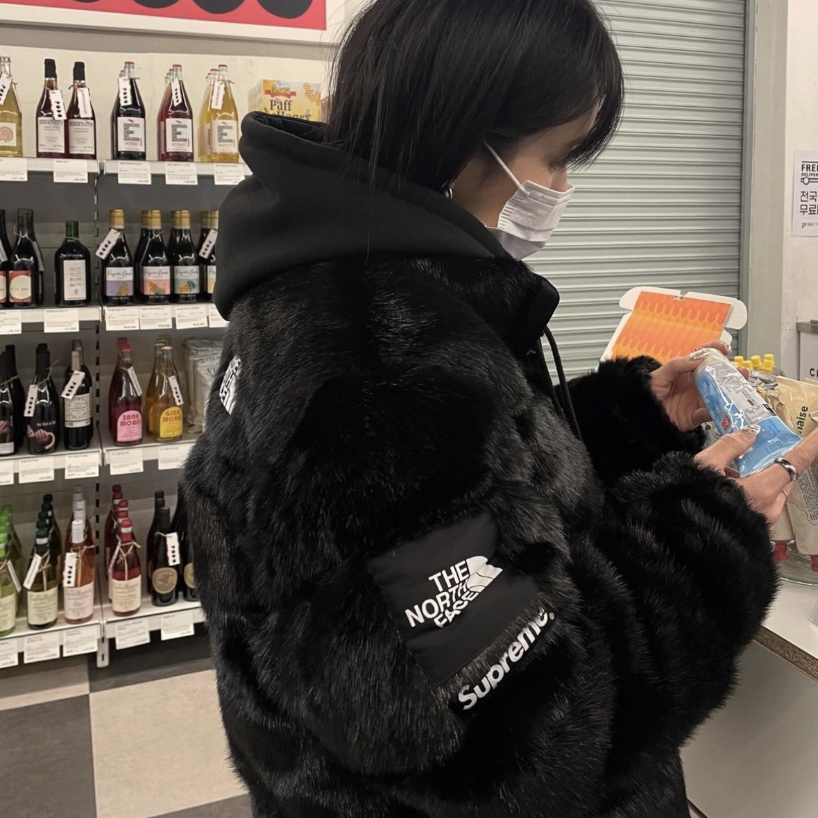 Supreme x The North Face Faux Fur Nuptse Jacket Black - 20FW 착용 스타일 - 1