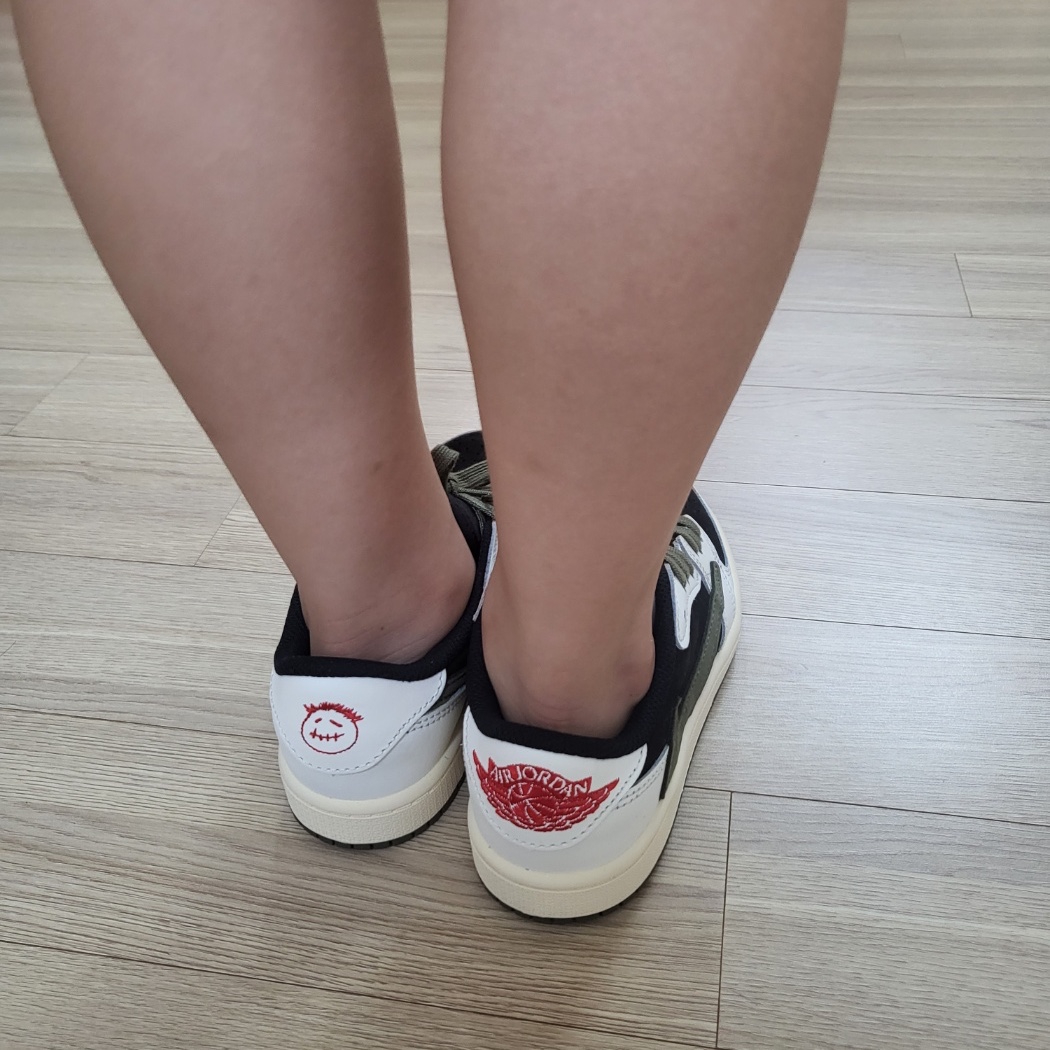 (PS) Jordan 1 x Travis Scott Retro Low OG SP Medium Olive 착용 스타일 - 1