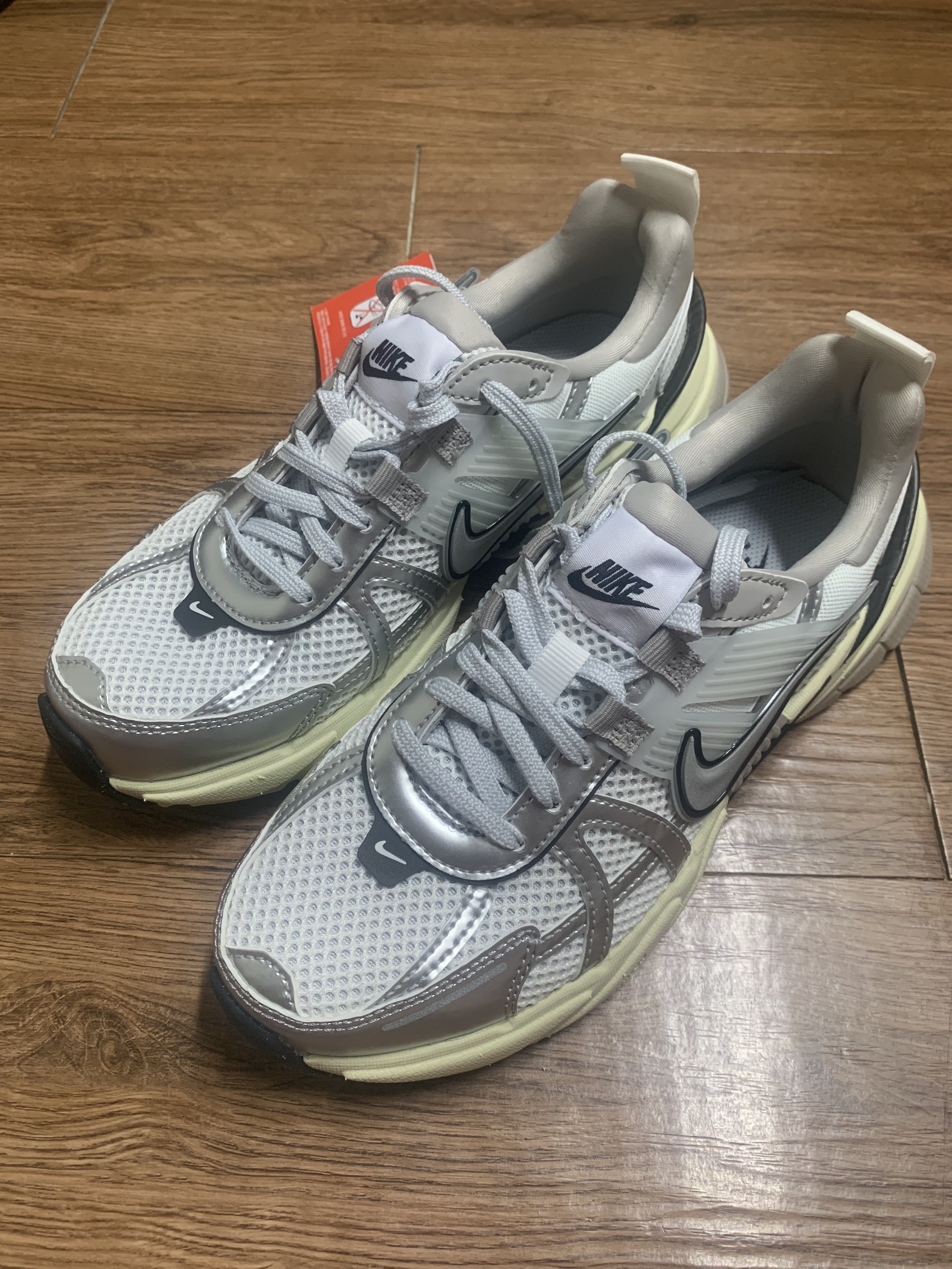 Nike V2K Run Summit White Metallic Silver 착용 스타일