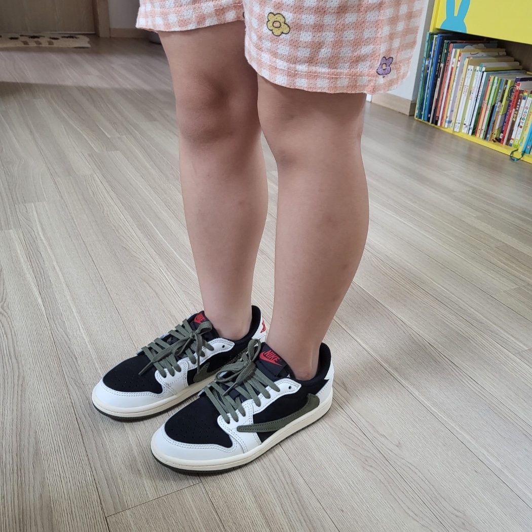 (PS) Jordan 1 x Travis Scott Retro Low OG SP Medium Olive 착용 스타일 - 2