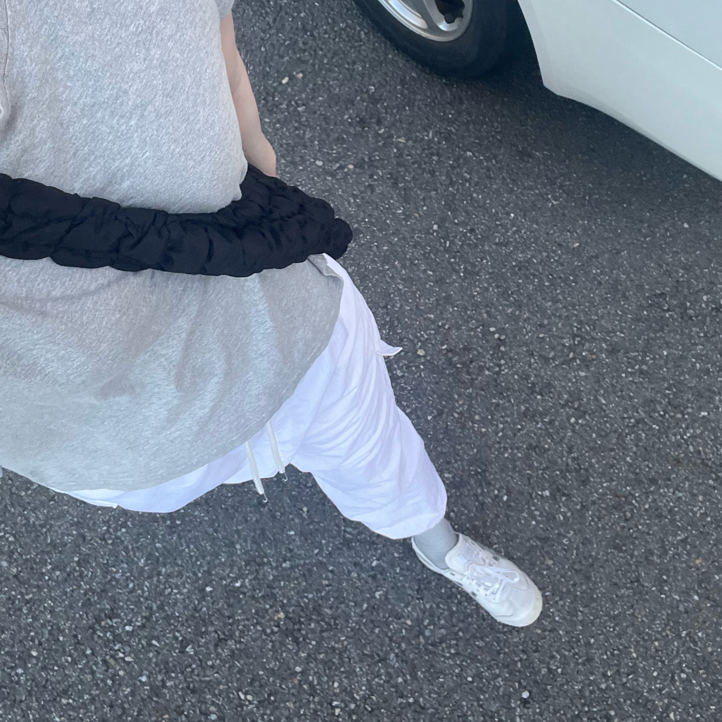 Onitsuka Tiger Mexico 66 White Silver, COS Quilted Oversized Shoulder Bag Black 착용 스타일