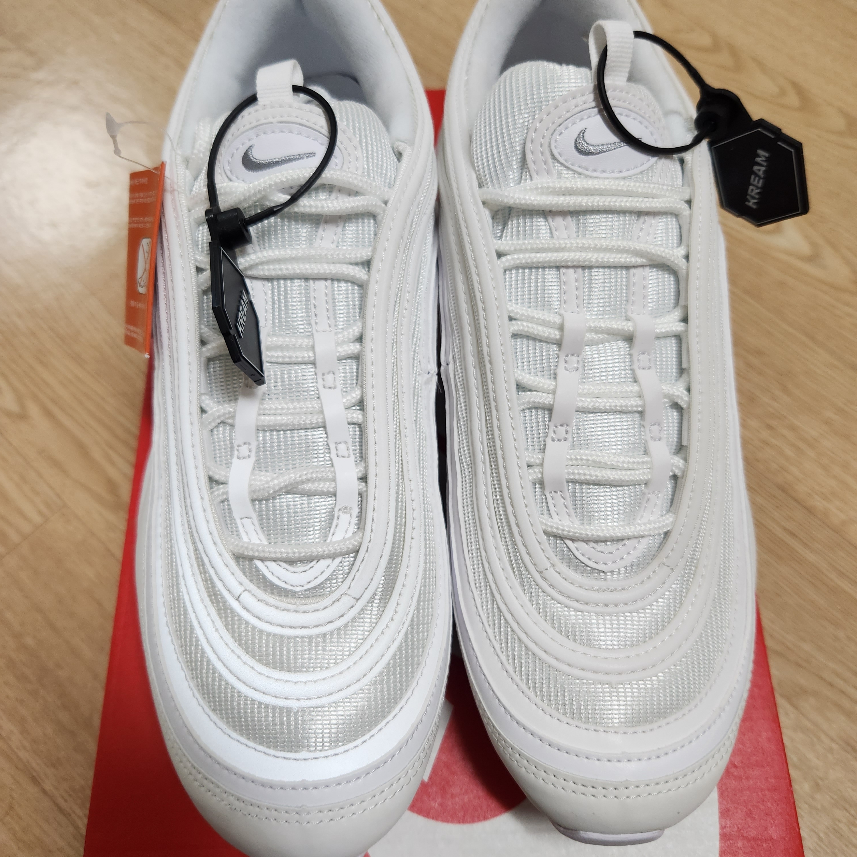 Nike Air Max 97 Triple White Wolf Grey 착용 스타일 - 1