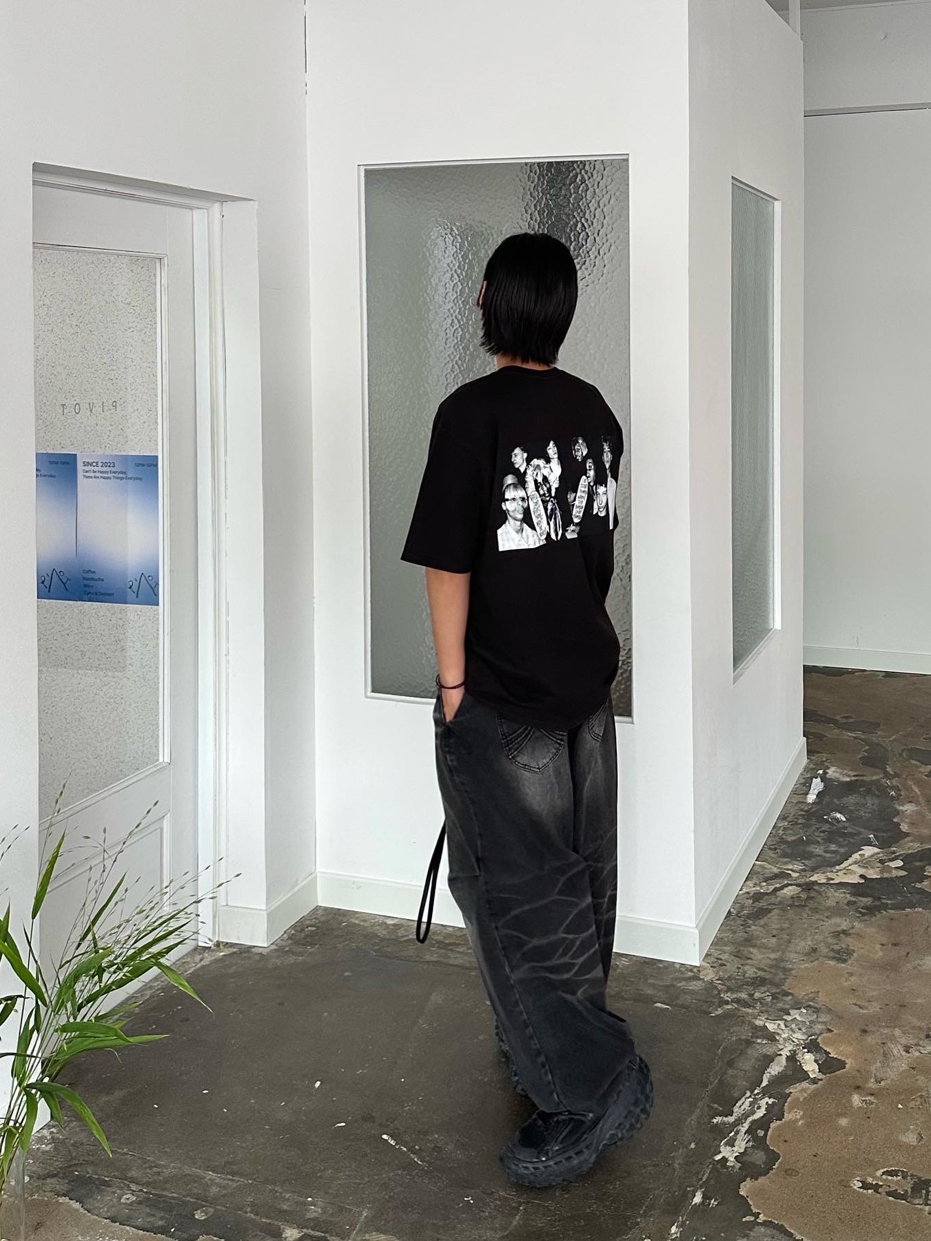 Stussy x Martine Rose Collage Pigment Dyed T-Shirt Black, Balenciaga Defender Sneakers Black 착용 스타일 - 2