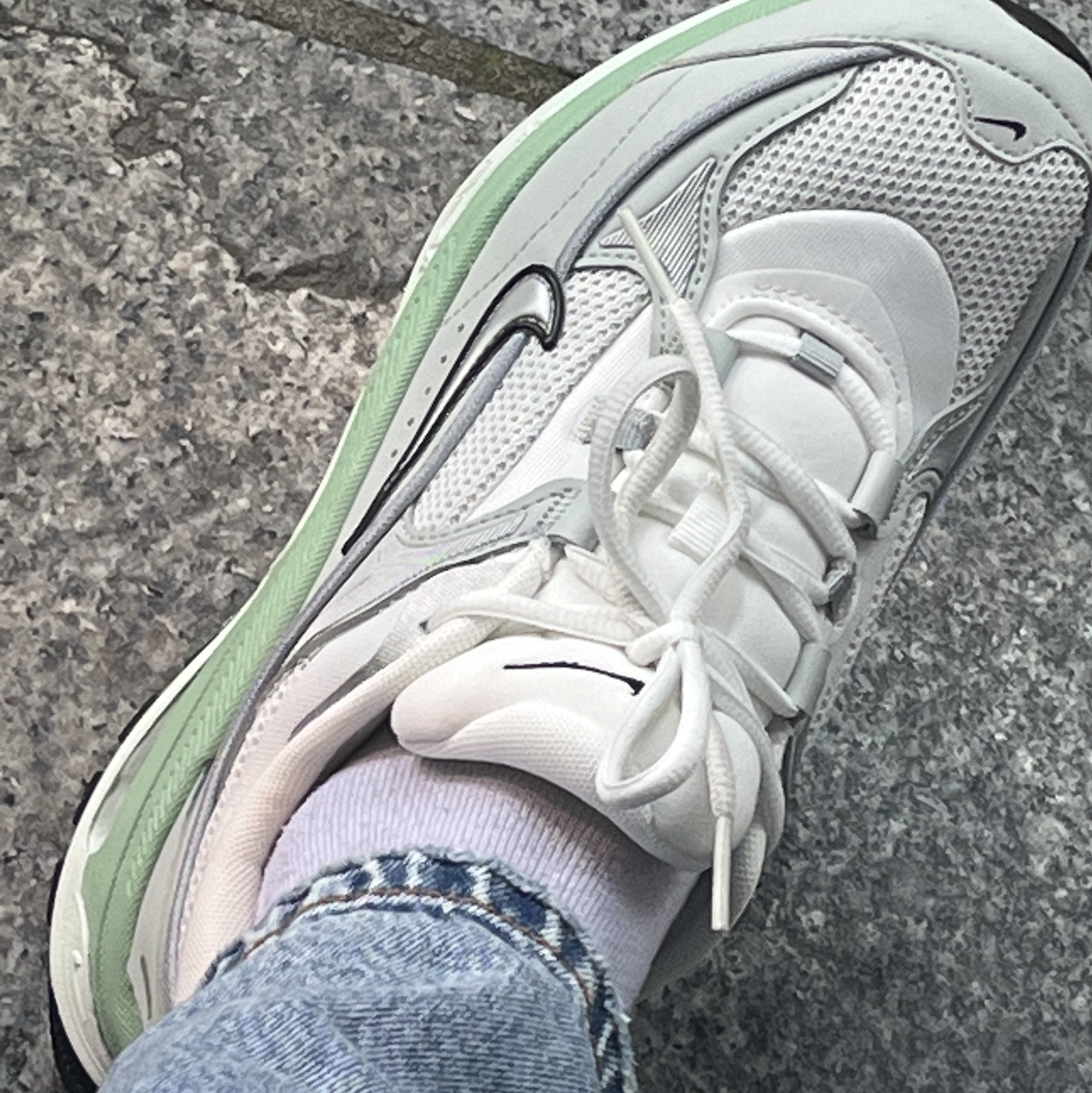 (W) Nike Air Max Bliss White Silver 착용 스타일