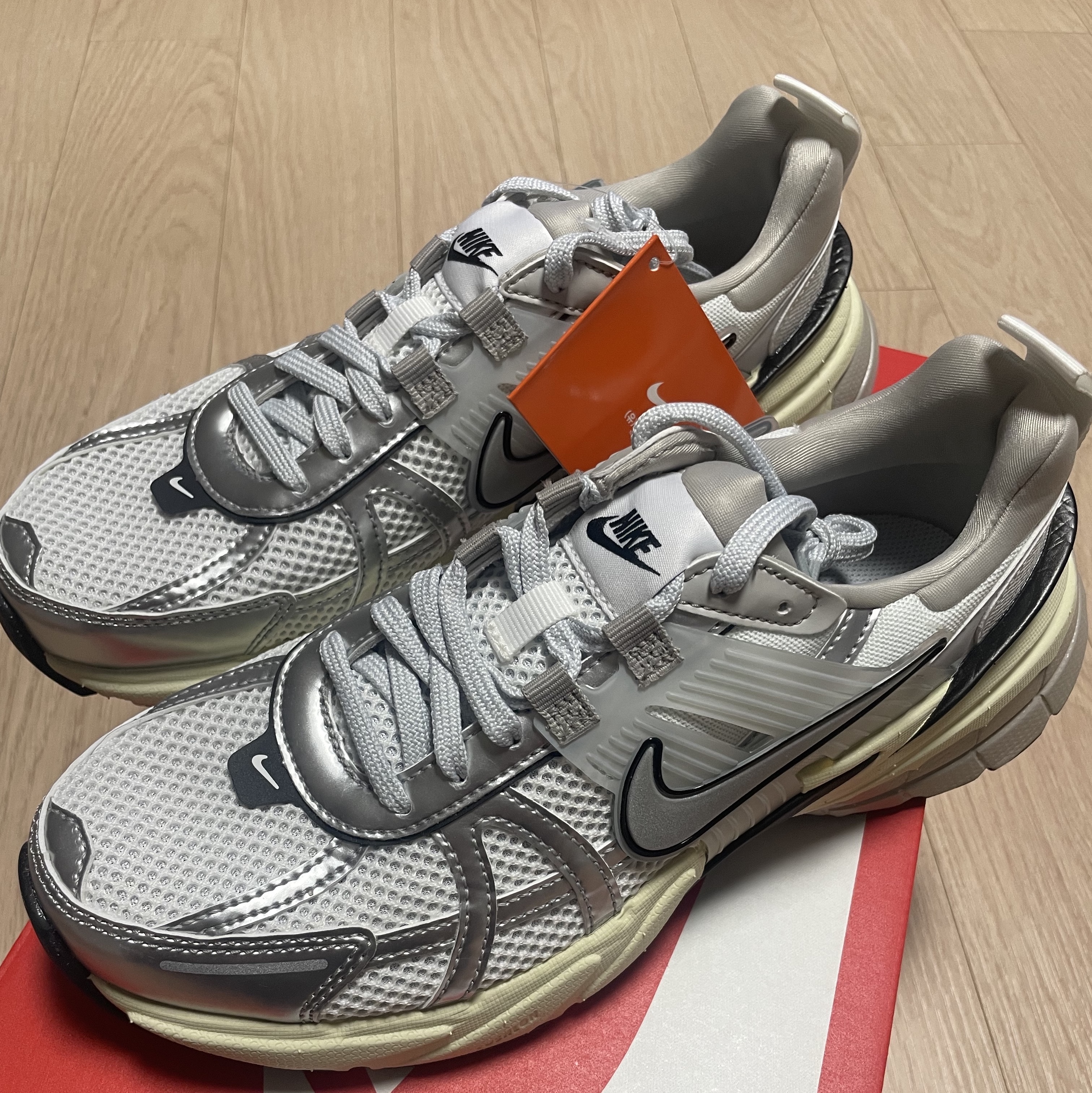 Nike V2K Run Summit White Metallic Silver 착용 스타일