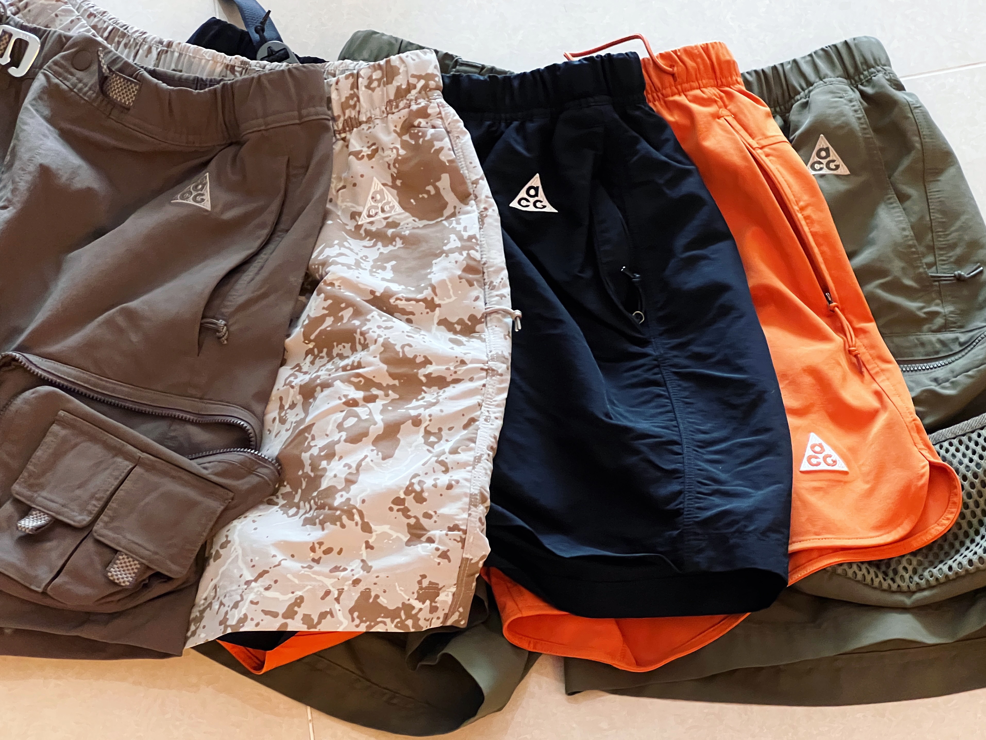 Nike ACG Cargo Shorts Ironstone - Asia, Nike NRG ACG Trail Shorts Black Dark Smoke Grey - Asia 착용 스타일