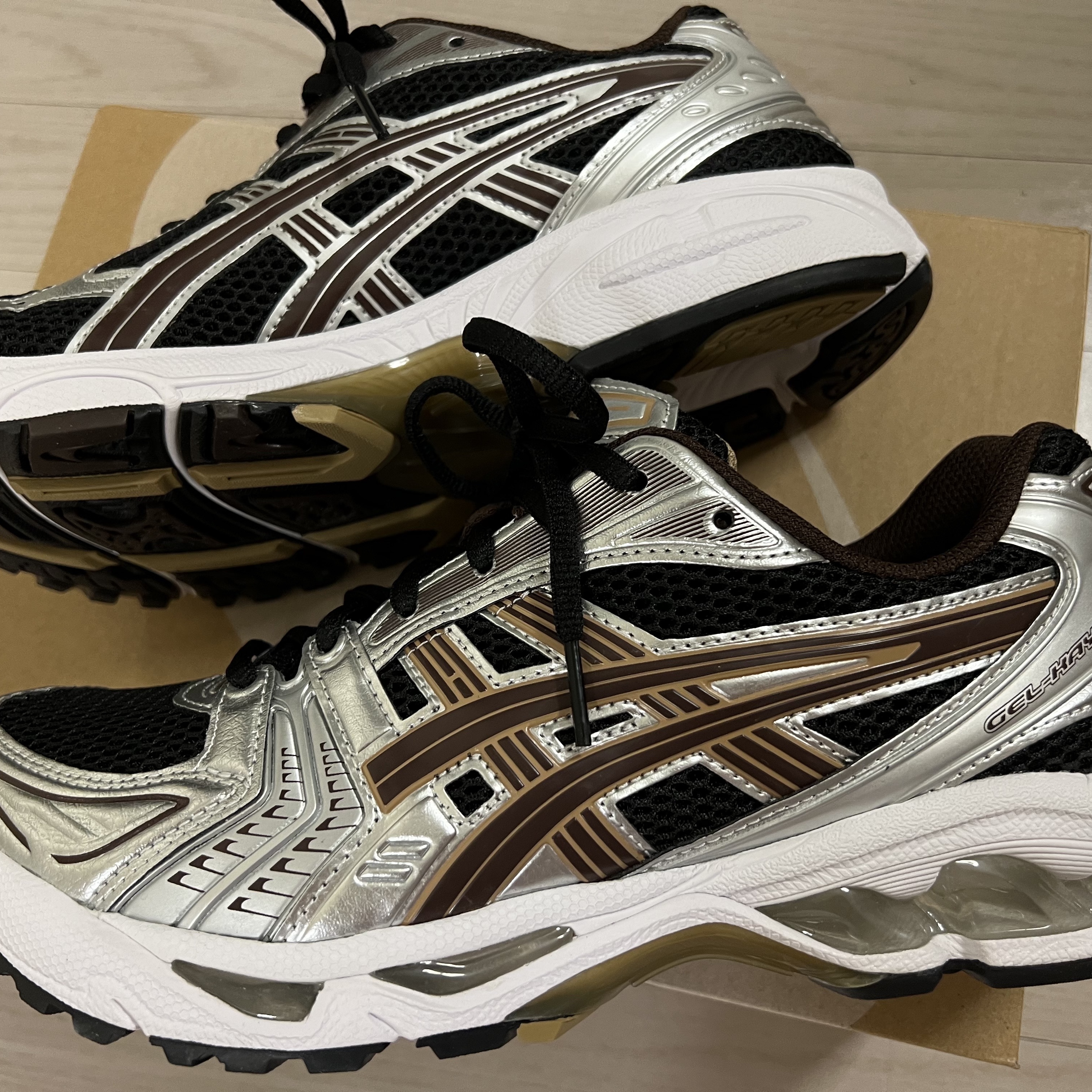 Asics Gel-Kayano 14 Black Coffee 착용 스타일