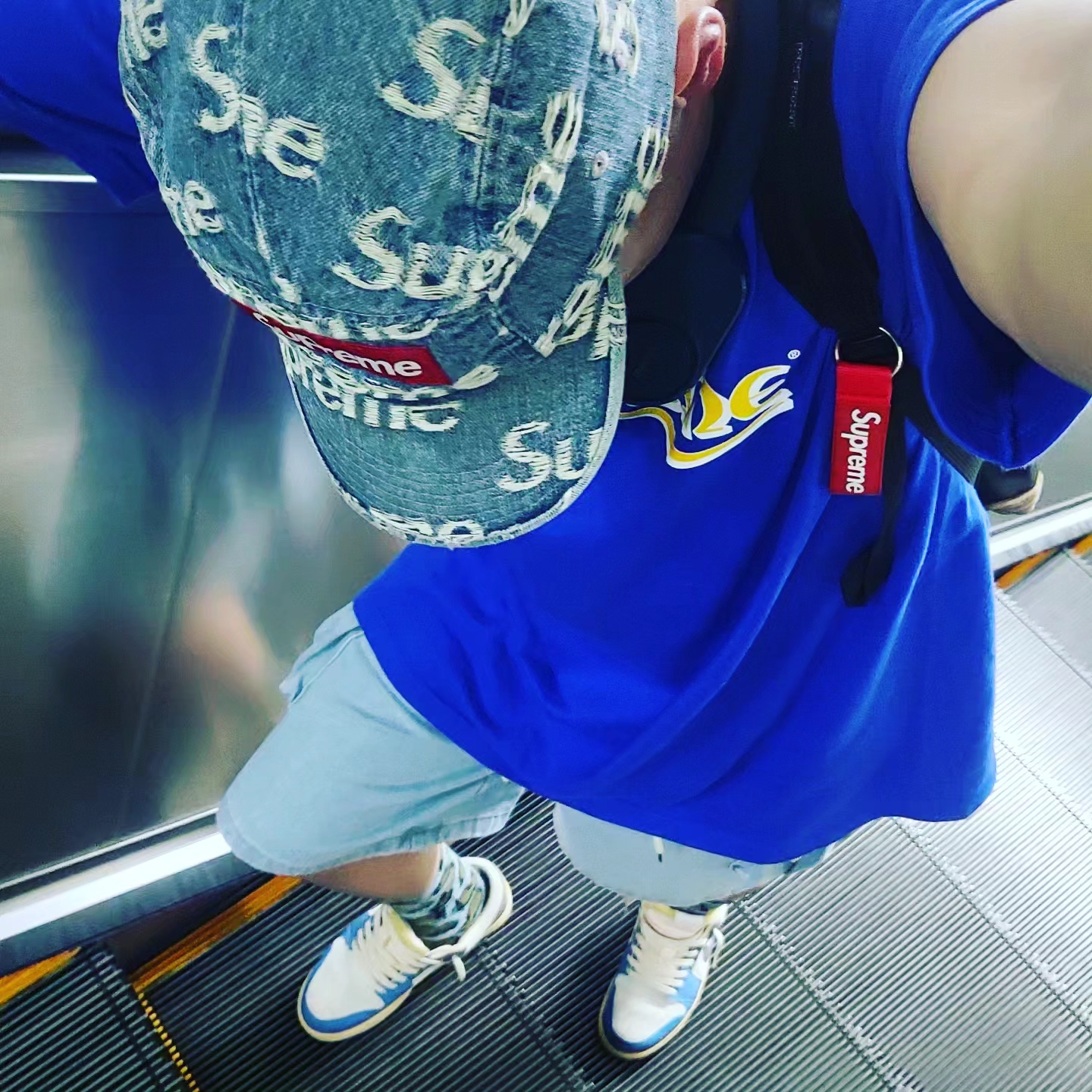Supreme Frayed Logos Denim Camp Cap Blue - 21SS, Supreme Crown T-Shirt Royal - 23SS 착용 스타일 - 1