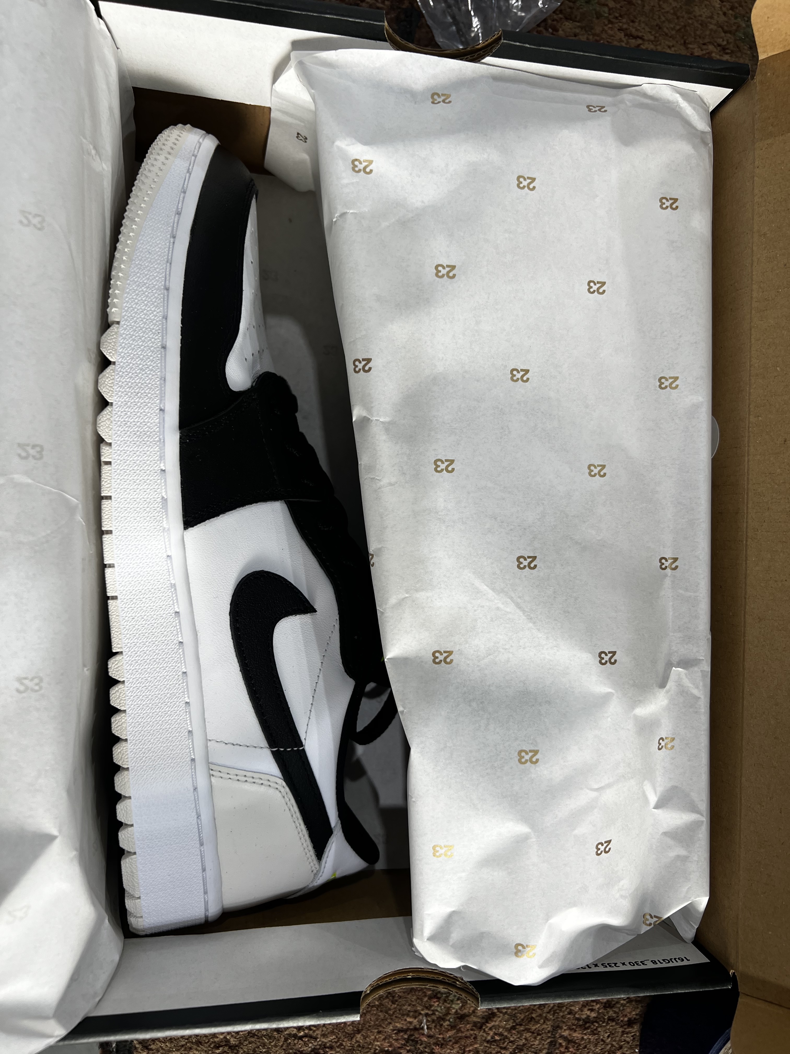 Jordan 1 Low Golf Black White and Volt 착용 스타일