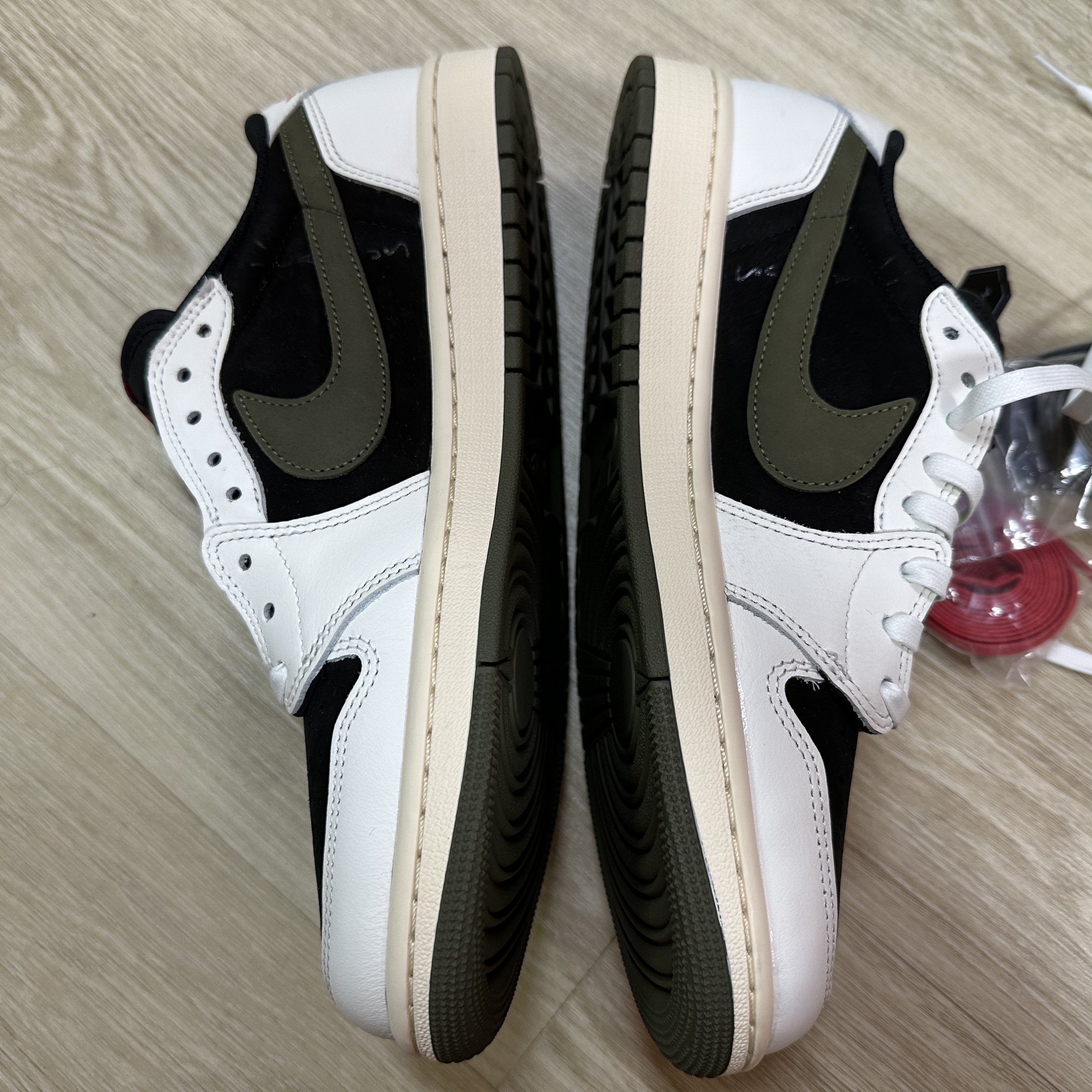 (W) Jordan 1 x Travis Scott Retro Low OG SP Medium Olive 착용 스타일