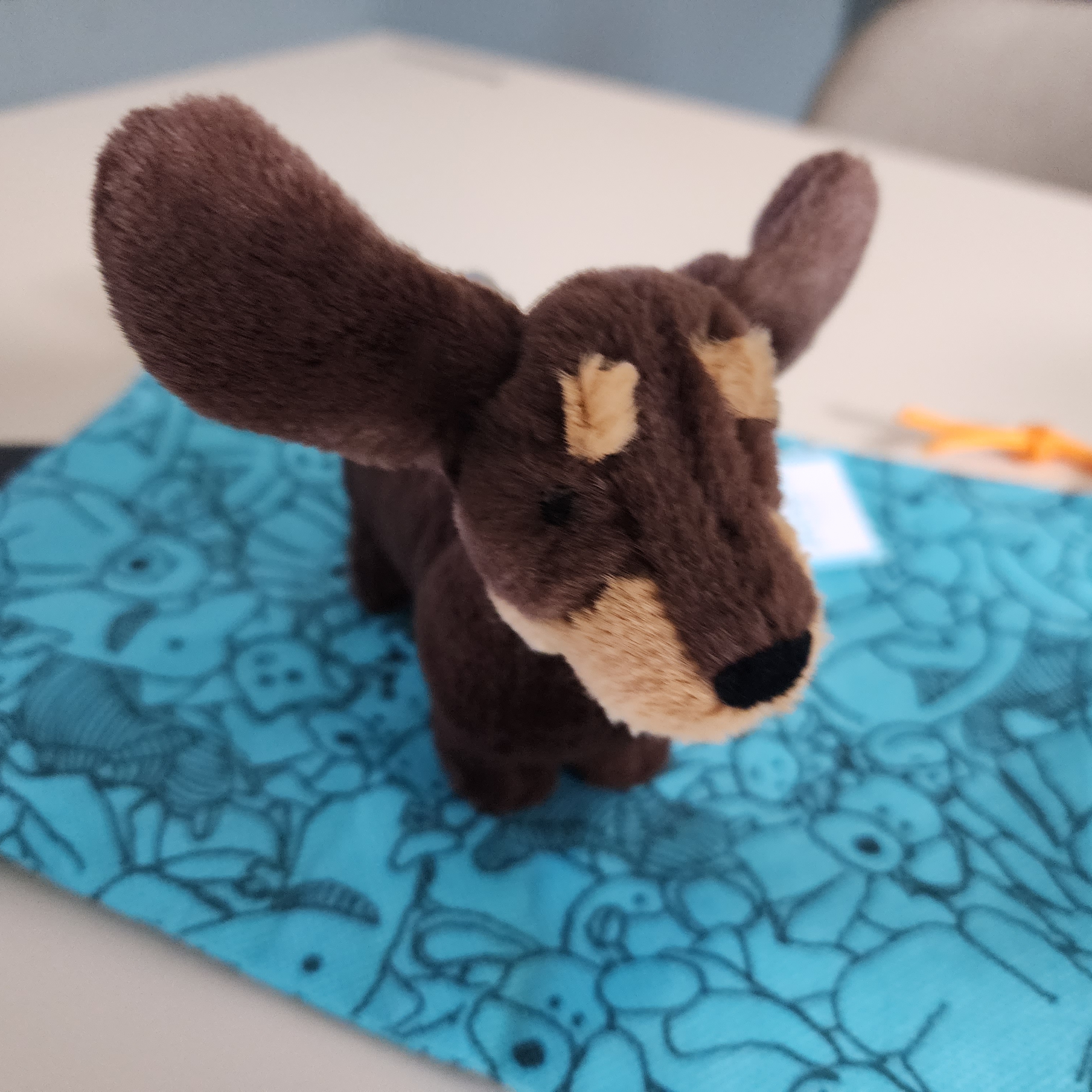 Jellycat Otto Sausage Dog Bag Charm Brown 착용 스타일
