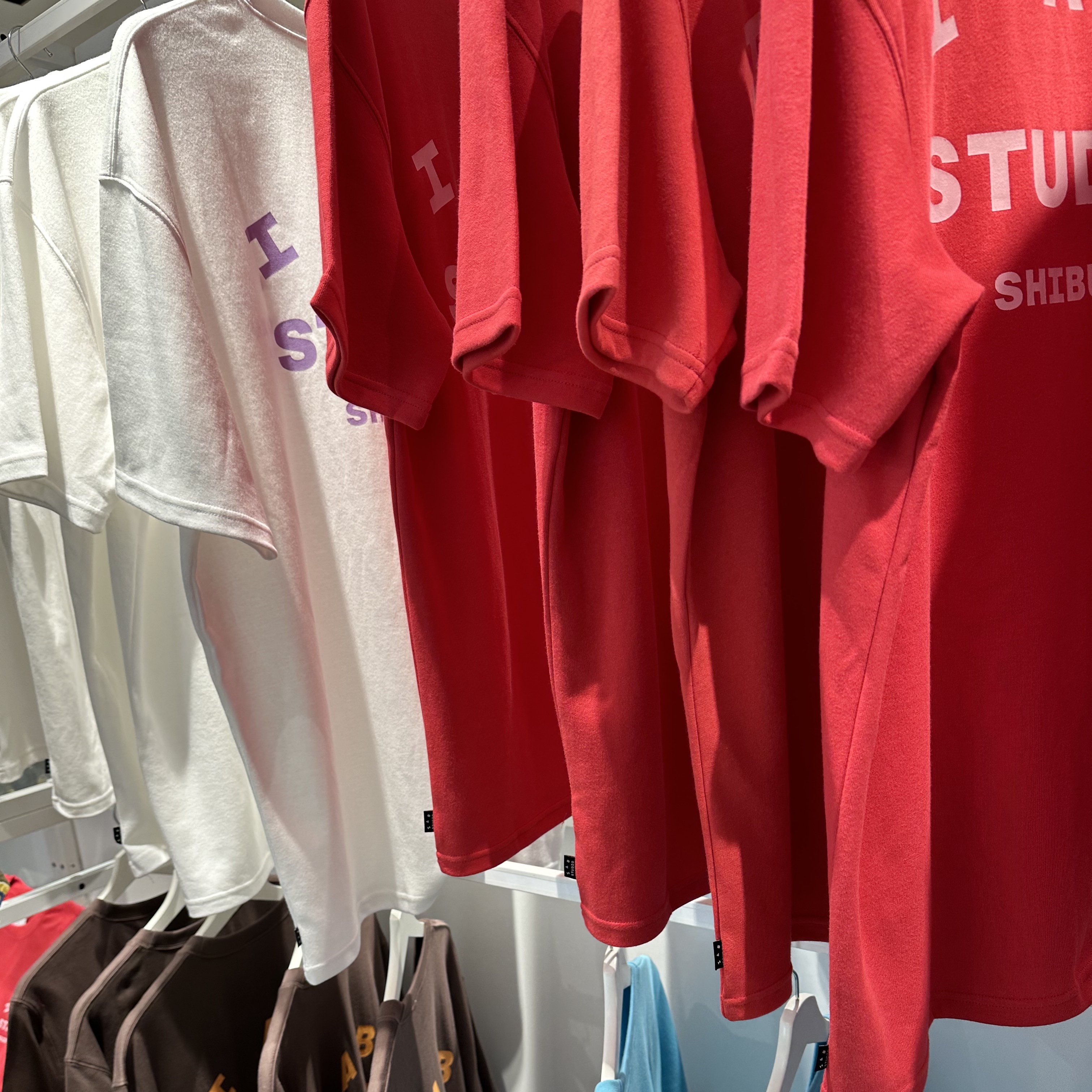 IAB Studio T-Shirt Milk - Shibuya Exclusive, IAB Studio T-Shirt Tomato - Shibuya Exclusive 착용 스타일