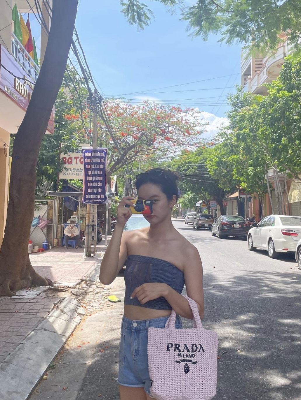 Prada Small Crochet Tote Bag Alabaster Pink 착용 스타일