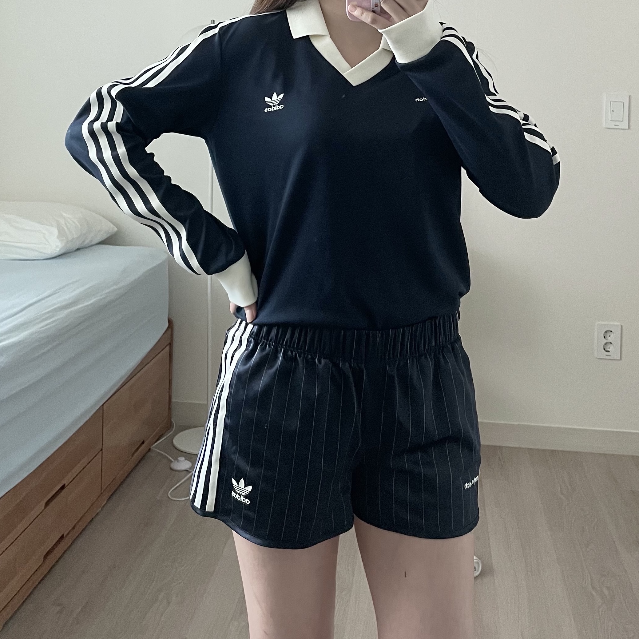 (W) Adidas x Sporty & Rich Long Sleeve Football Jersey Legend Ink - US Sizing, (W) Adidas x Sporty & Rich Shorts Legend Ink - US Sizing 착용 스타일