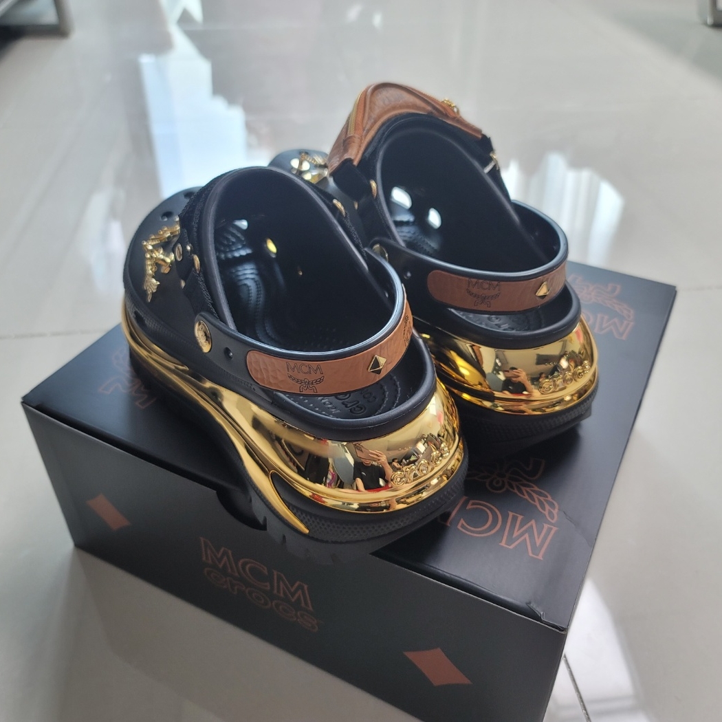 Crocs x MCM Mega Crush Clog Black (With Belt Bag Bracelet) 착용 스타일 - 4