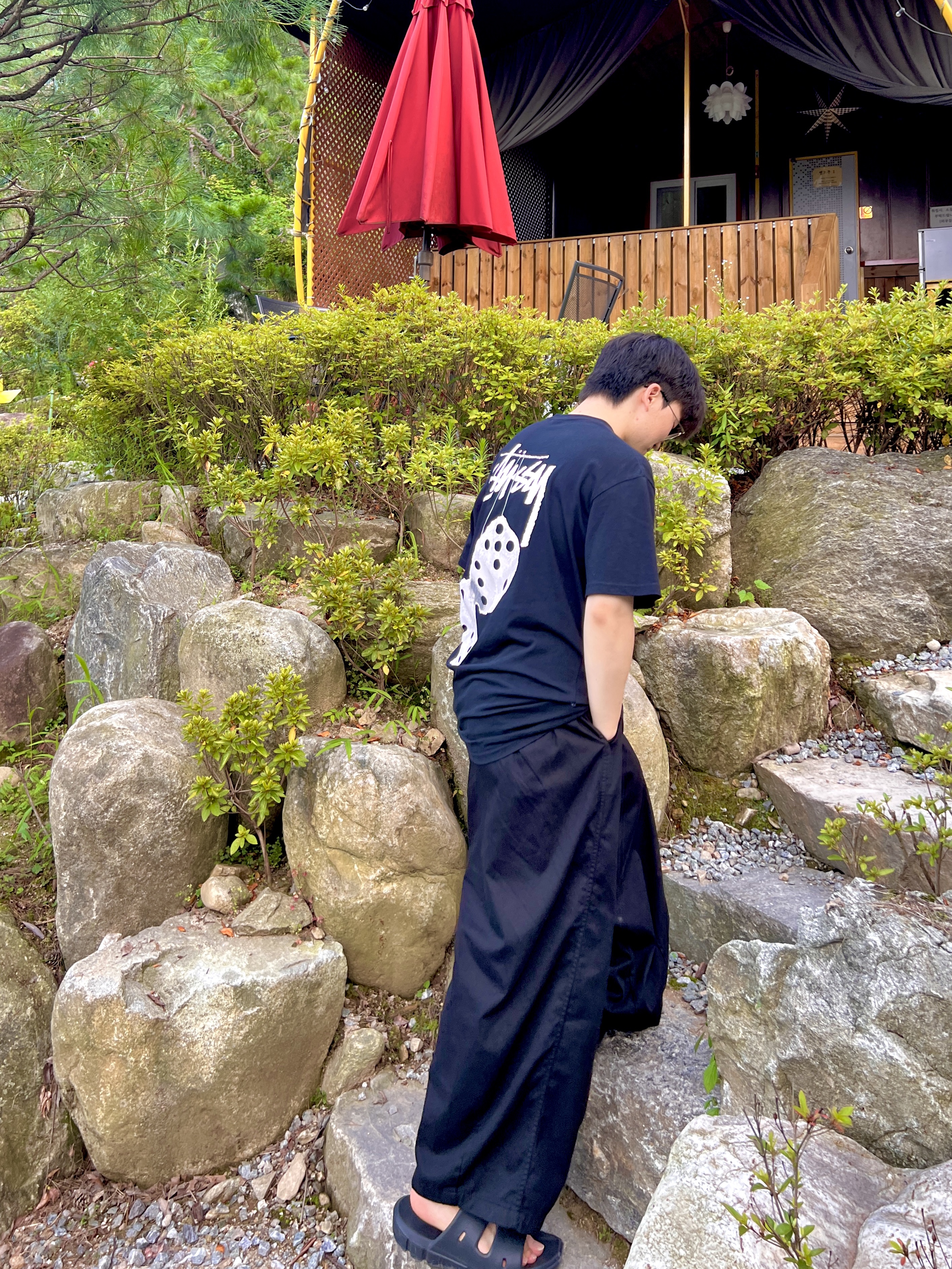 Stussy Fuzzy Dice T-Shirt Black 착용 스타일