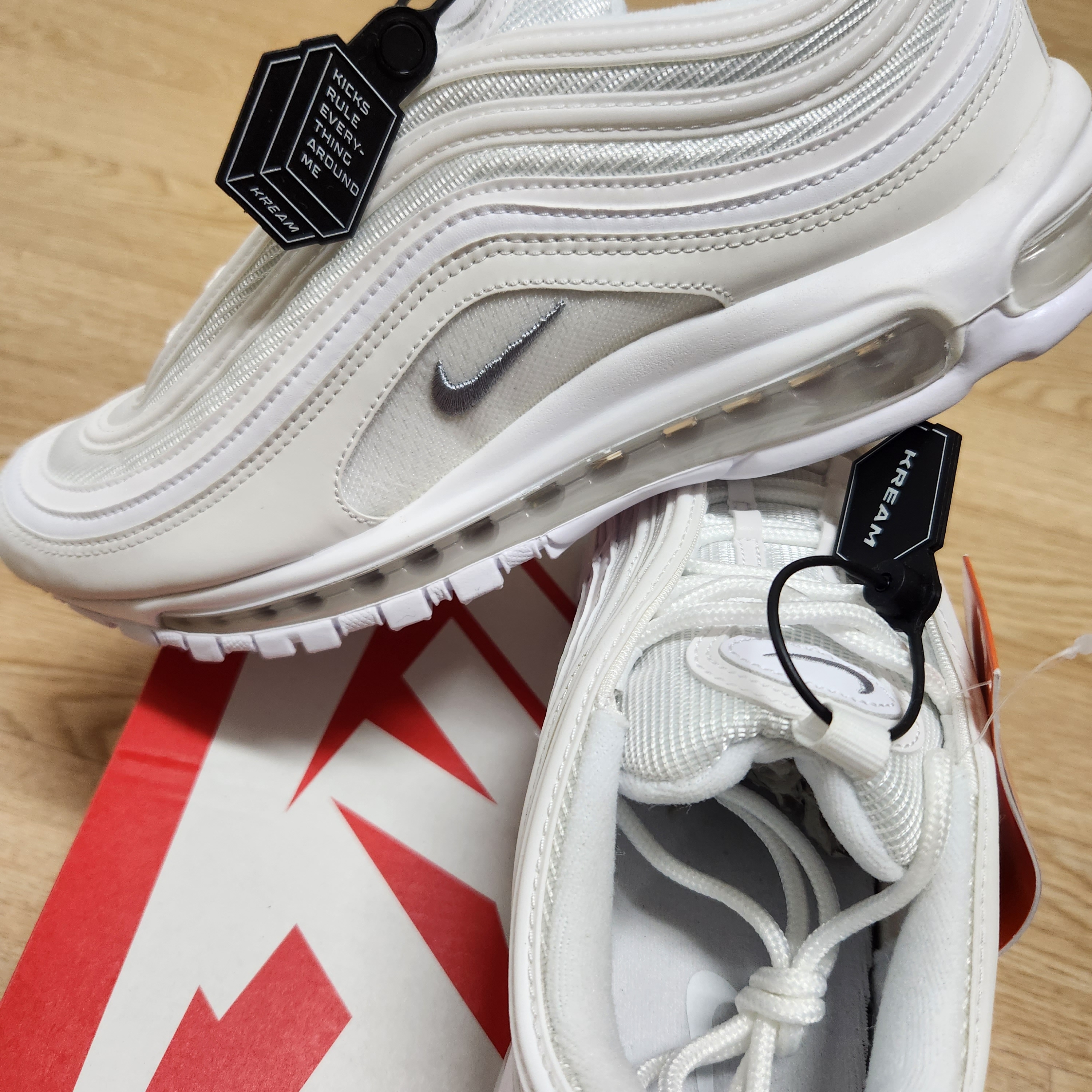 Nike Air Max 97 Triple White Wolf Grey 착용 스타일 - 2