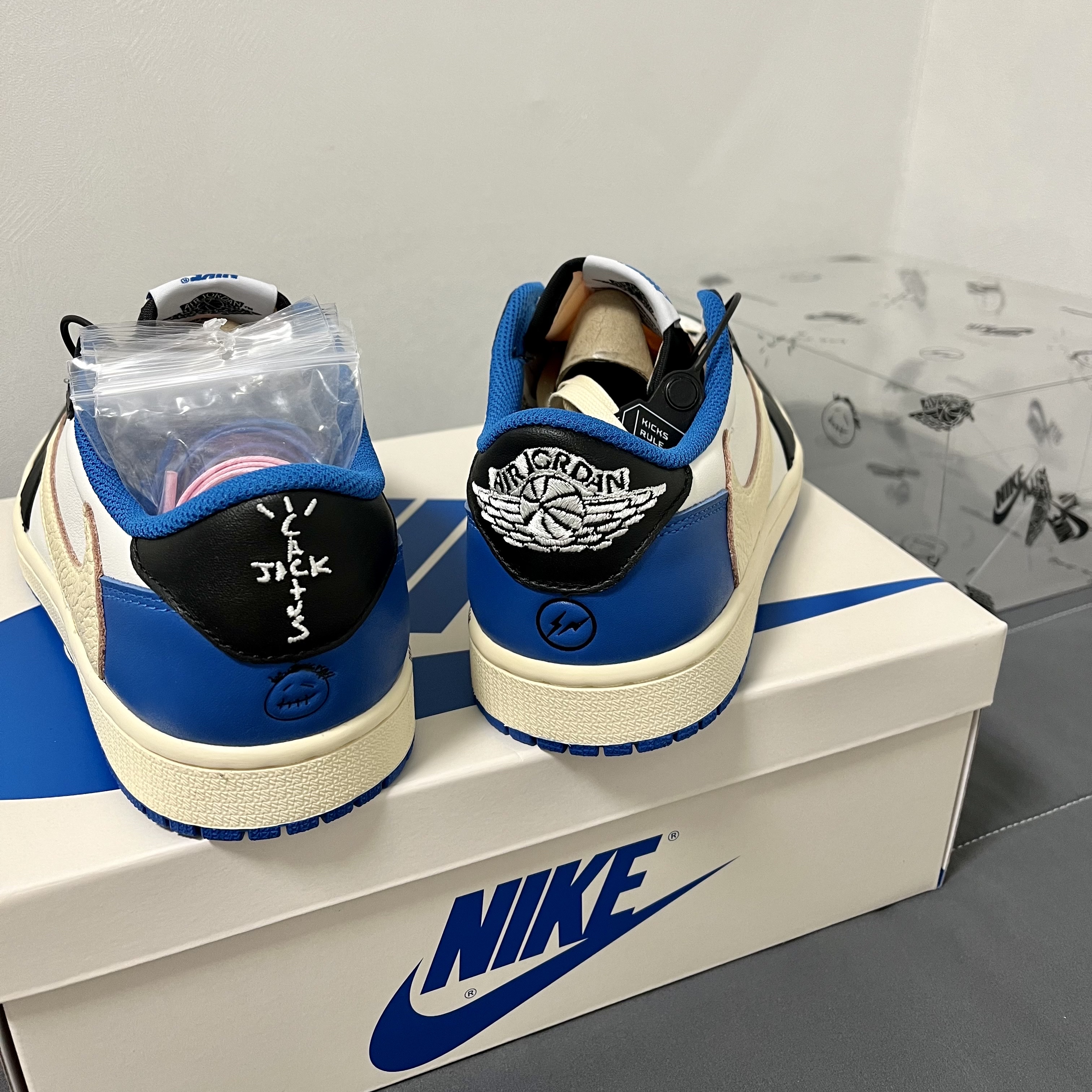 Jordan 1 x Travis Scott x Fragment Retro Low OG SP Military Blue 착용 스타일 - 5