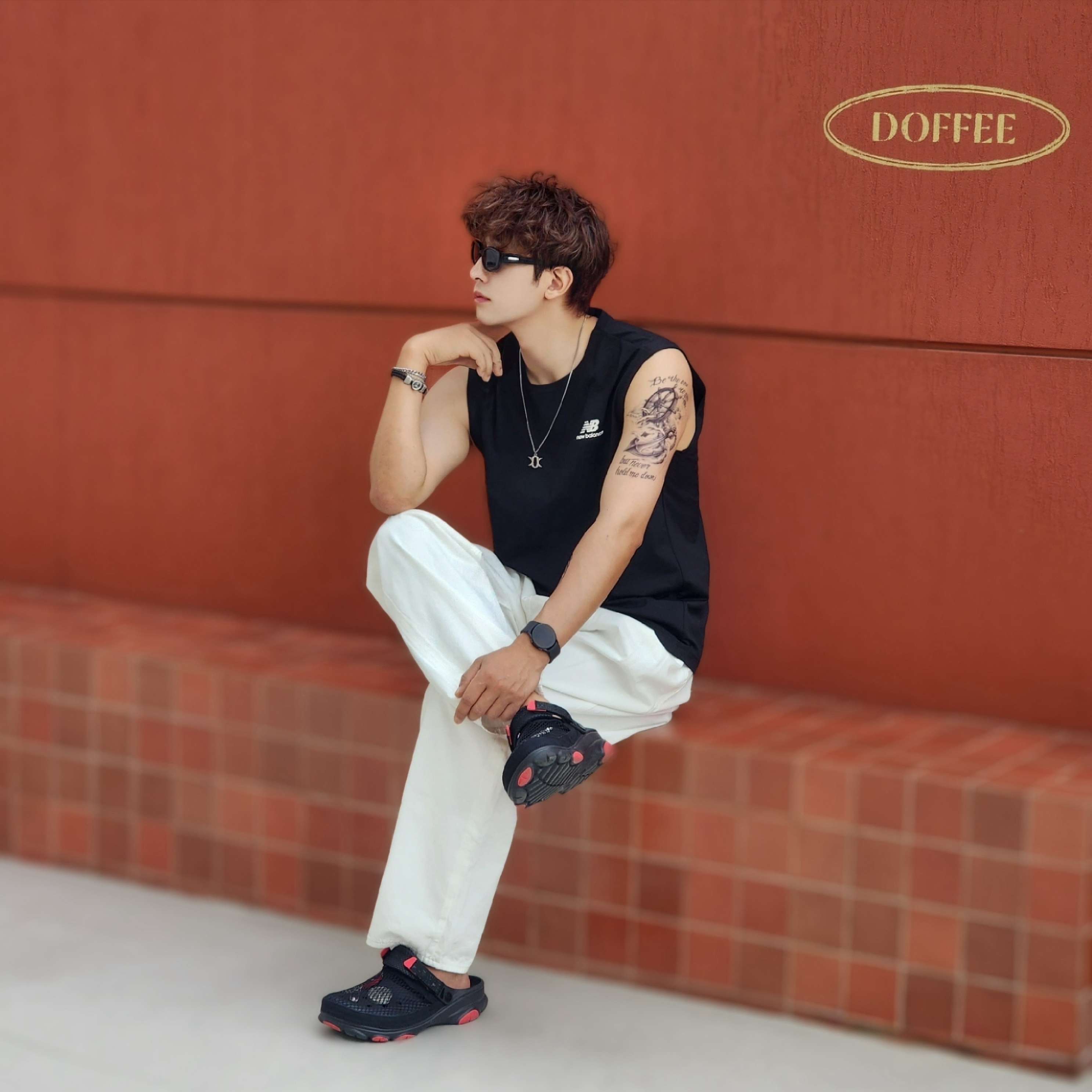 Crocs x Staple Classic All Terrain Clog Black 착용 스타일 - 5