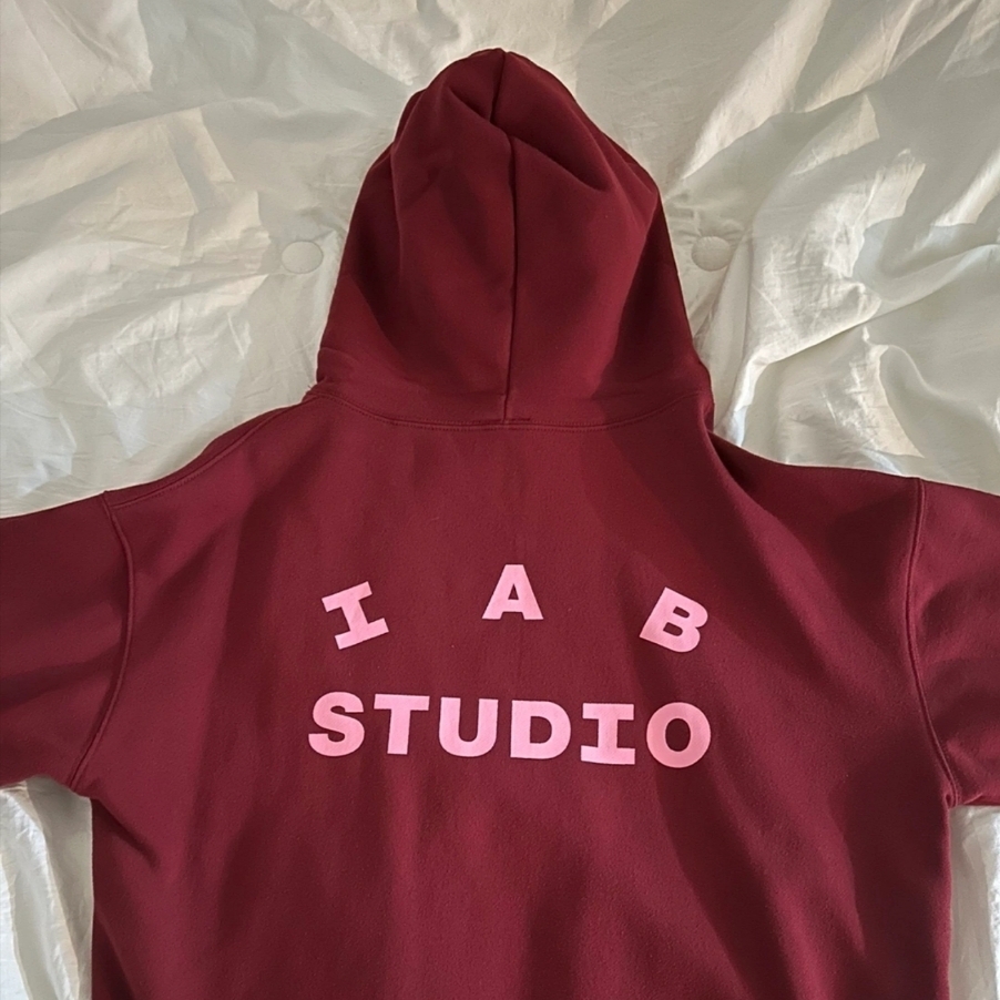 IAB Studio Hoodie Raspberry 착용 스타일