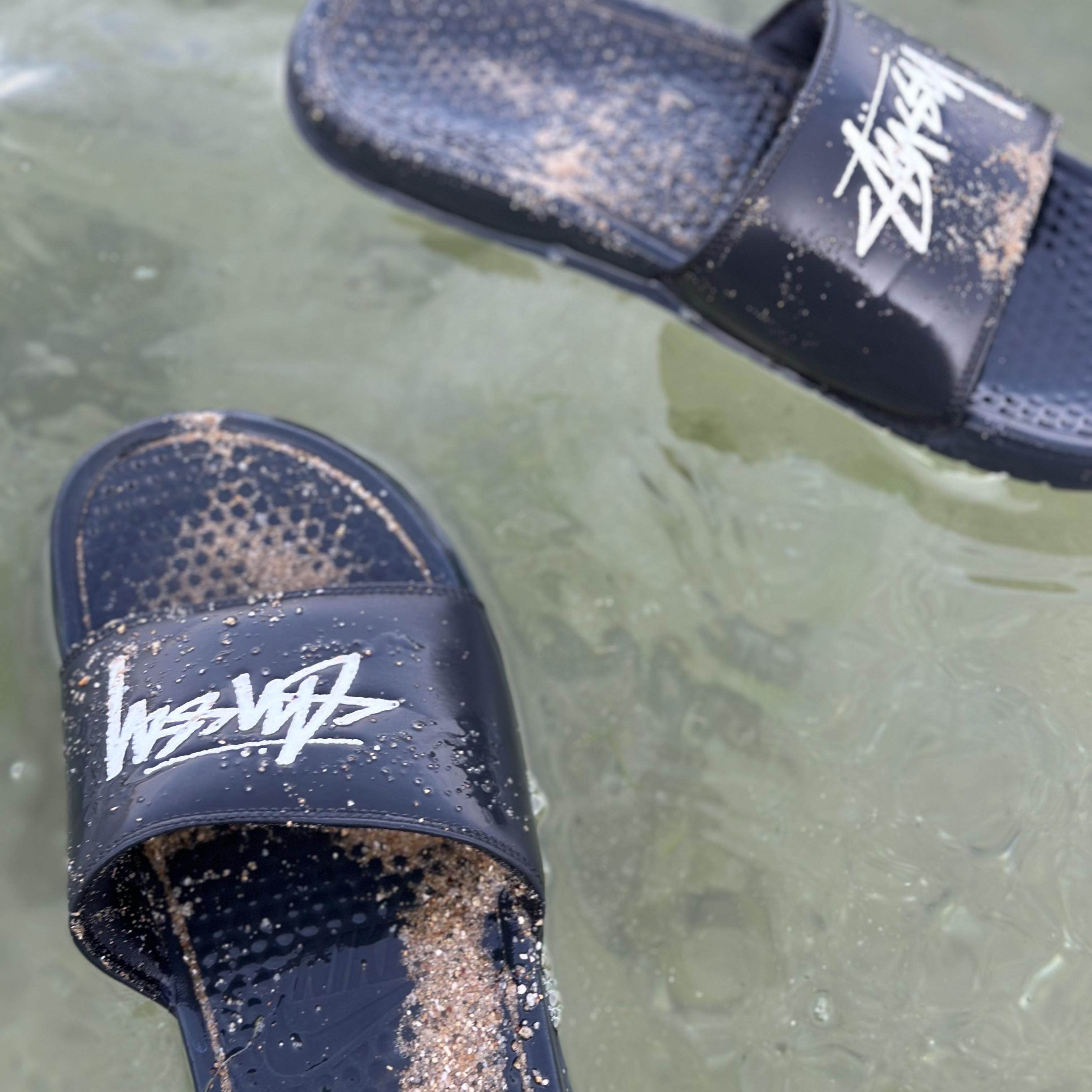 Nike x Stussy Benassi Slide Black 착용 스타일 - 2