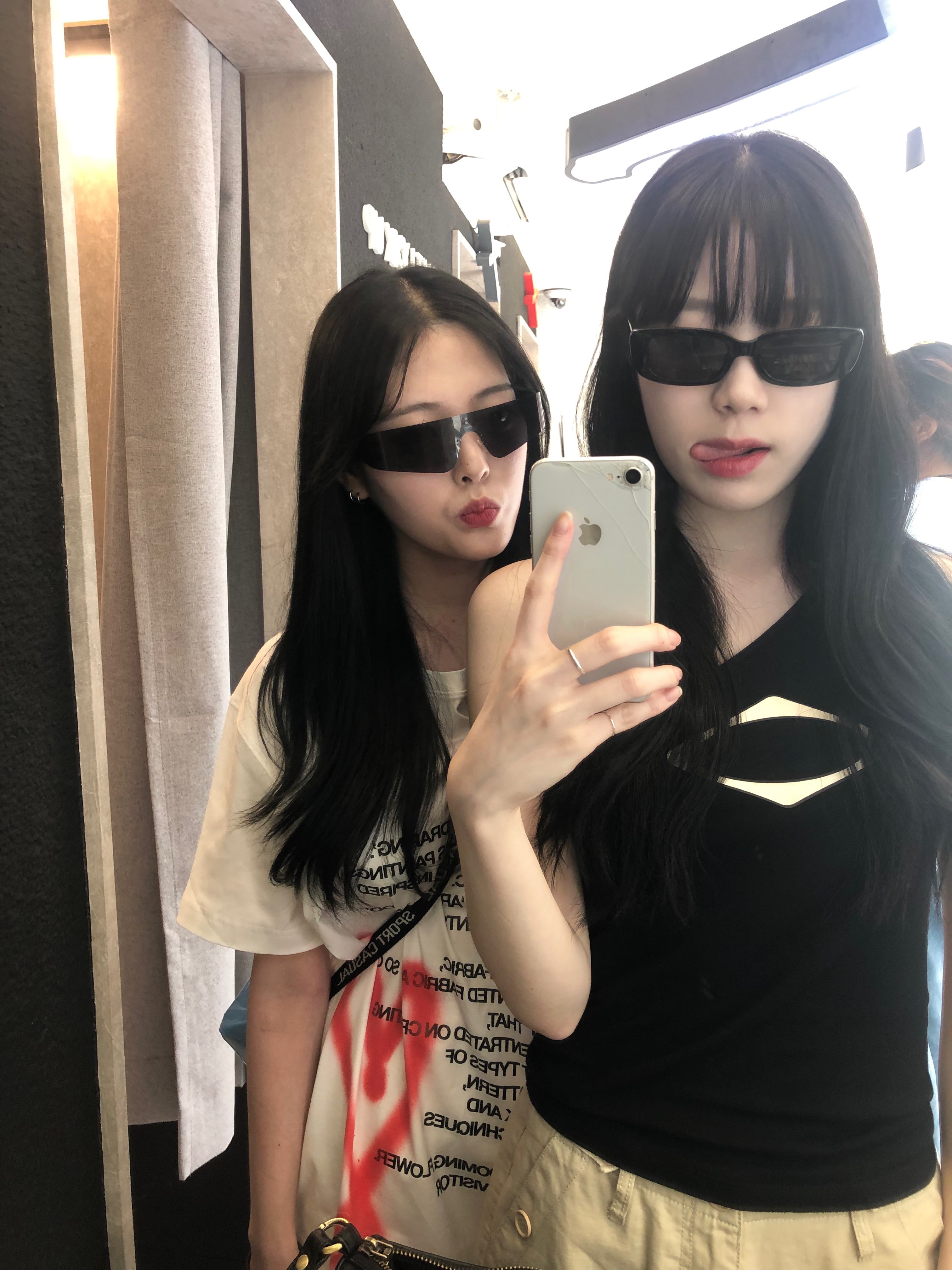 (W) Mischief Rhombus One Shoulder Top Black, The Museum Visitor Heart Sprayed T-Shirt White 착용 스타일 - 3
