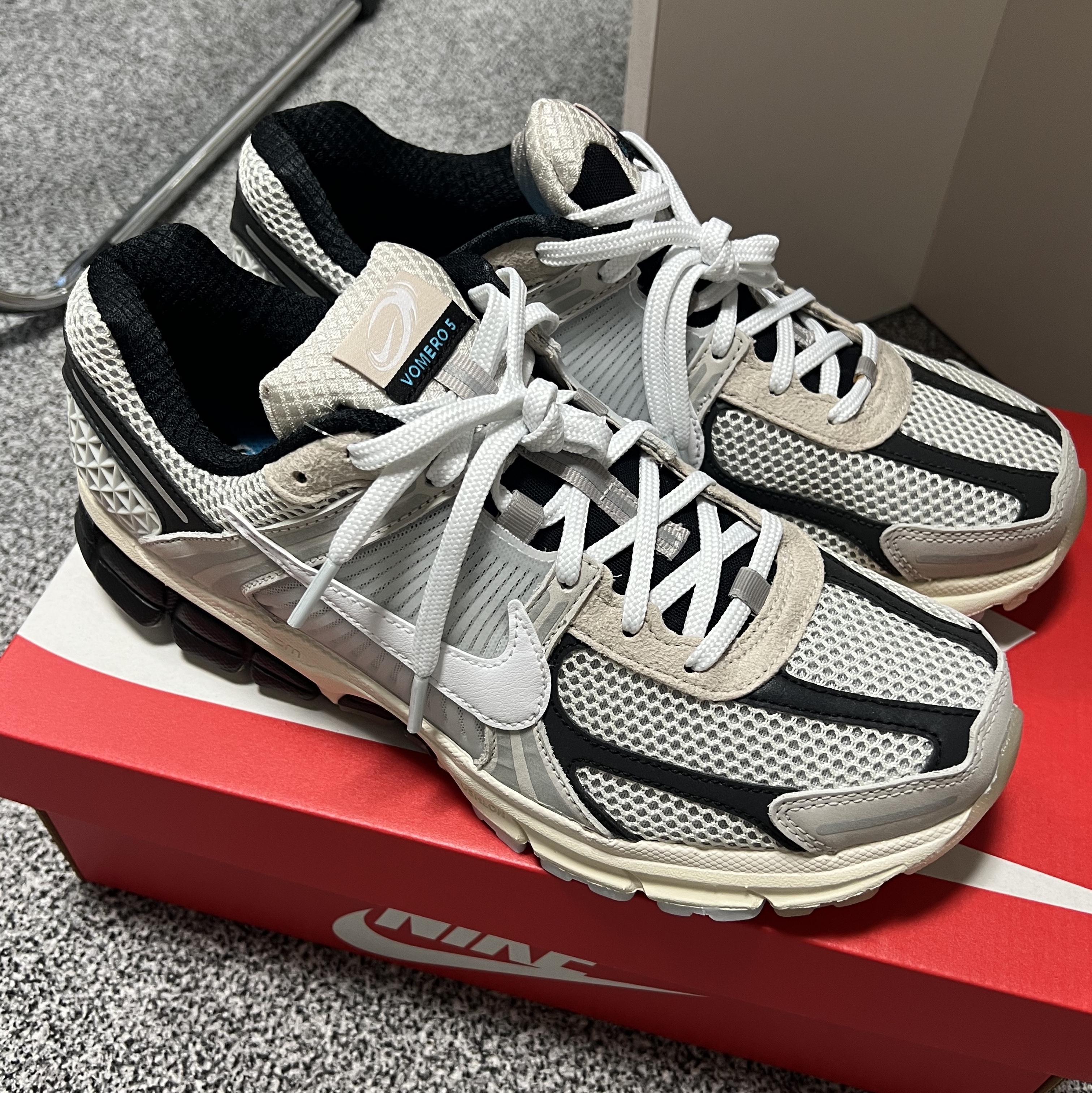 Nike Zoom Vomero 5 Light Bone and Black 착용 스타일