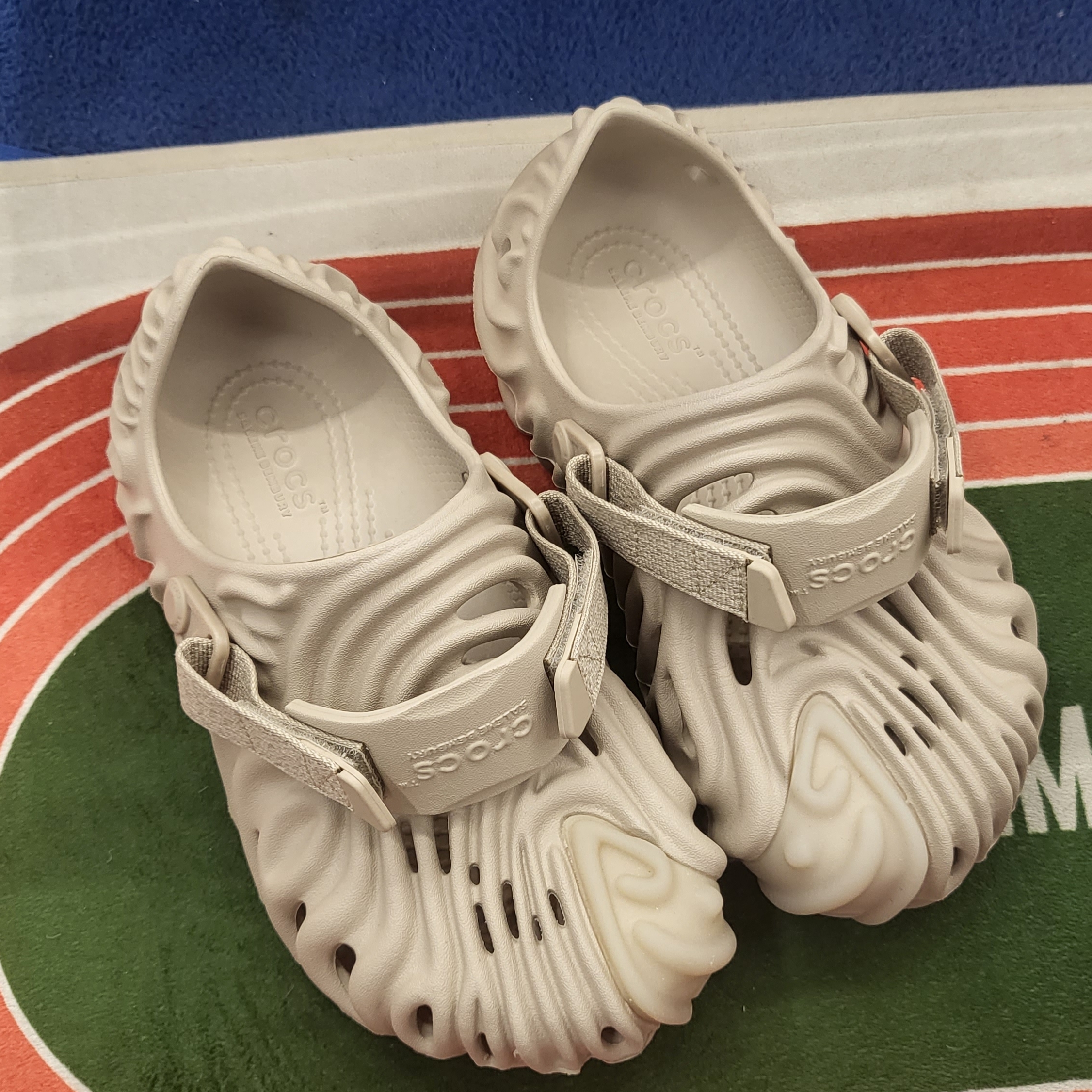 Crocs x Salehe Bembury Pollex Clog Horchata 착용 스타일
