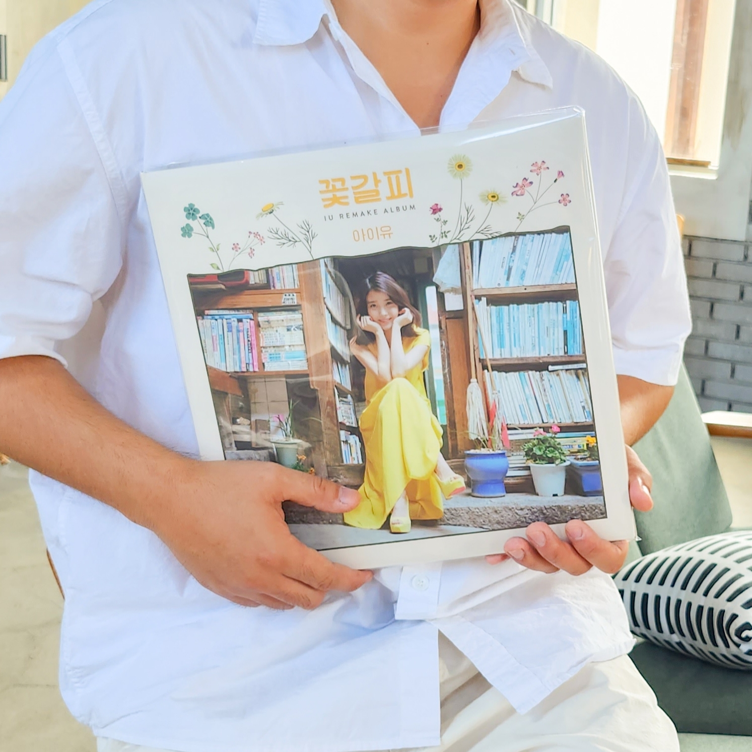 IU Remake Album A Flower Bookmark (Edam Ver.) LP 착용 스타일 - 1