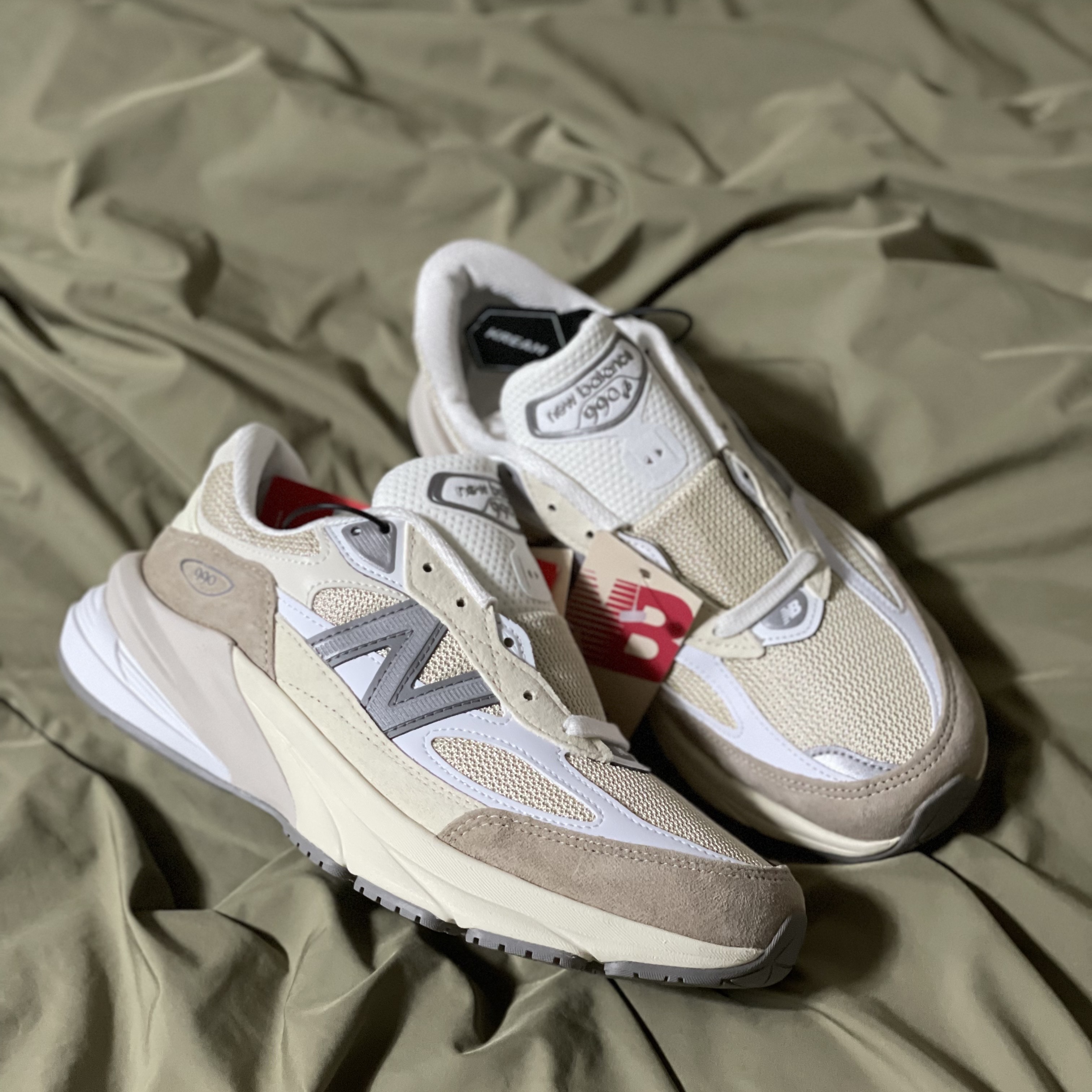 New Balance 990v6 Made in USA Cream Mindful Grey 착용 스타일 - 1