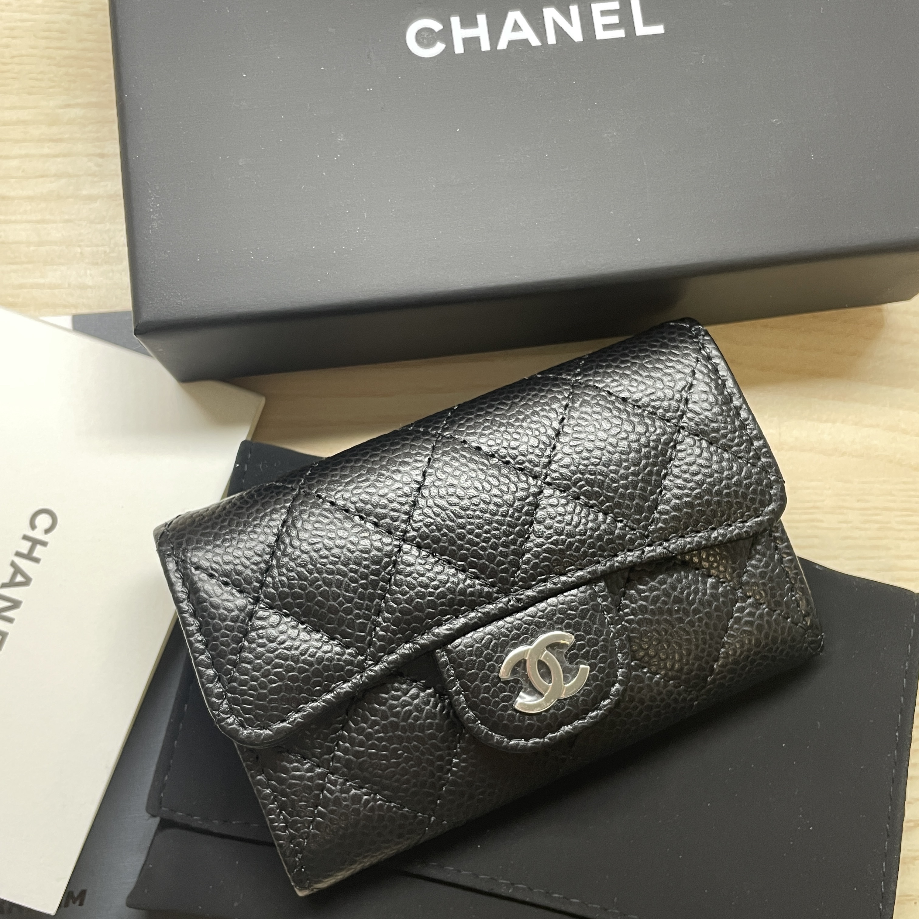 Chanel Classic Card Holder Grained Calfskin & Silver Black 착용 스타일