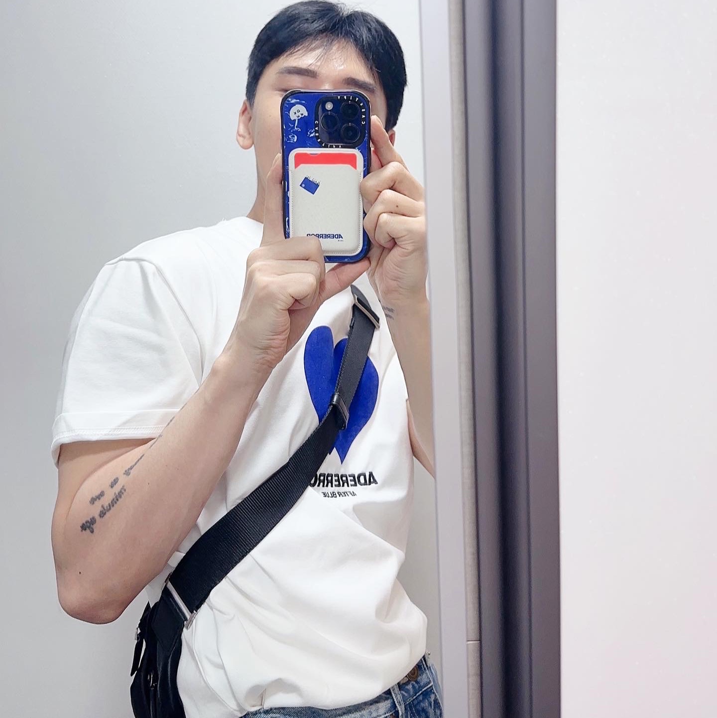 Ader Error Twin Heart Logo T-Shirt White, Casetify x Ader Error Magsafe Wallet White 착용 스타일