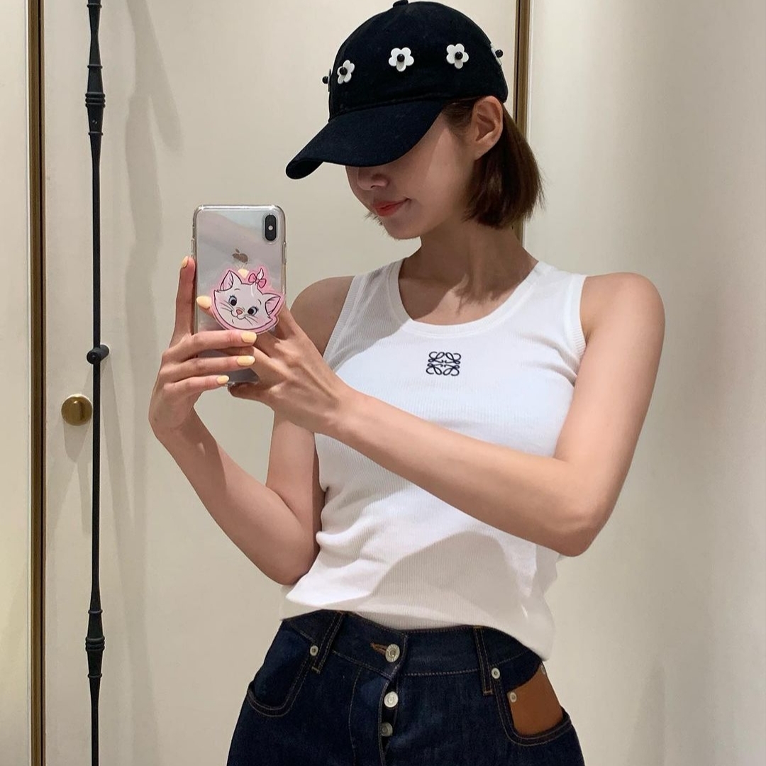 (W) Loewe Anagram Tank Top in Cotton White 착용 스타일